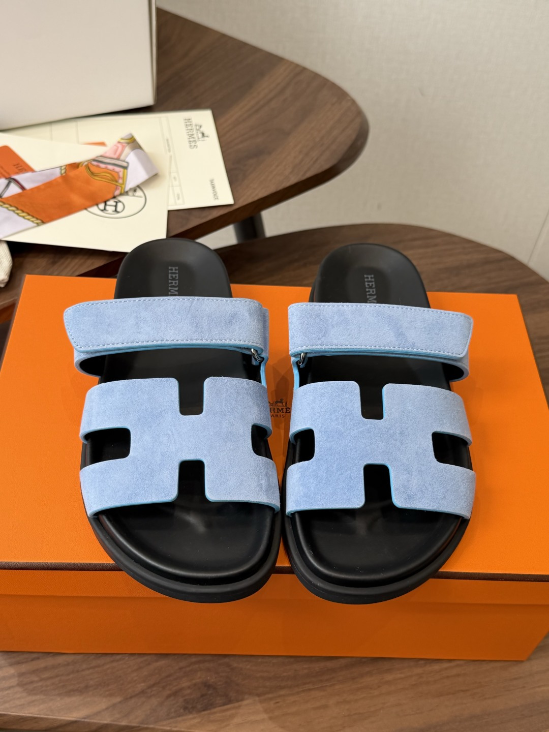 NO:889236,Made in Guan (for couples), HERMES Chypre's Chapas pink and army green slippers are a must-have at the counter. They are especially easy to match with the suede goatskin functional sandals, with ergonomic rubber soles and adjustable straps. The design is simple and smooth, creating a comfortable and casual look.  Size female 35-40 (40 non-refundable), male 40-50 (45-50 custom-made non-refundable), slippers, hermes, hermes, sandals, slippers, sheepskin, chamois leather19860909莞产(情侣款）HERMES 爱马仕二舅拖 Chypre这双查帕斯粉拼军绿的拖鞋在专柜是需要靠抢的,特别好搭 麂皮山羊皮机能风凉鞋,搭配人体工学橡胶鞋底和可调节袢带.设计简约流畅,打造舒适休闲造型. Size女35-40（40不退换）、男40-50（45-50定做不退换）,拖鞋,hermes,hermes,sandals,slippers,sheepskin,chamois leather,Women's Shoes