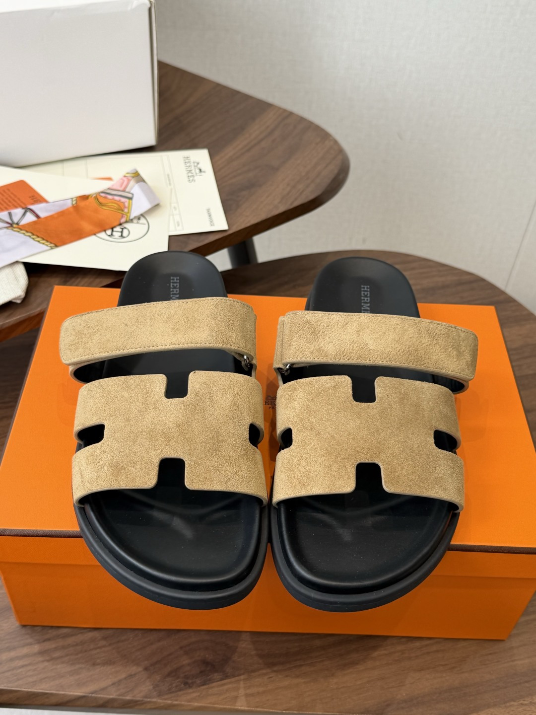 NO:889243,Made in Guan (for couples), HERMES Chypre's Chapas pink and army green slippers are a must-have at the counter. They are especially easy to match with the suede goatskin functional sandals, with ergonomic rubber soles and adjustable straps. The design is simple and smooth, creating a comfortable and casual look.  Size female 35-40 (40 non-refundable), male 40-50 (45-50 custom-made non-refundable), slippers, hermes, hermes, sandals, slippers, sheepskin, chamois leather19860909莞产(情侣款）HERMES 爱马仕二舅拖 Chypre这双查帕斯粉拼军绿的拖鞋在专柜是需要靠抢的,特别好搭 麂皮山羊皮机能风凉鞋,搭配人体工学橡胶鞋底和可调节袢带.设计简约流畅,打造舒适休闲造型. Size女35-40（40不退换）、男40-50（45-50定做不退换）,拖鞋,hermes,hermes,sandals,slippers,sheepskin,chamois leather,Women's Shoes
