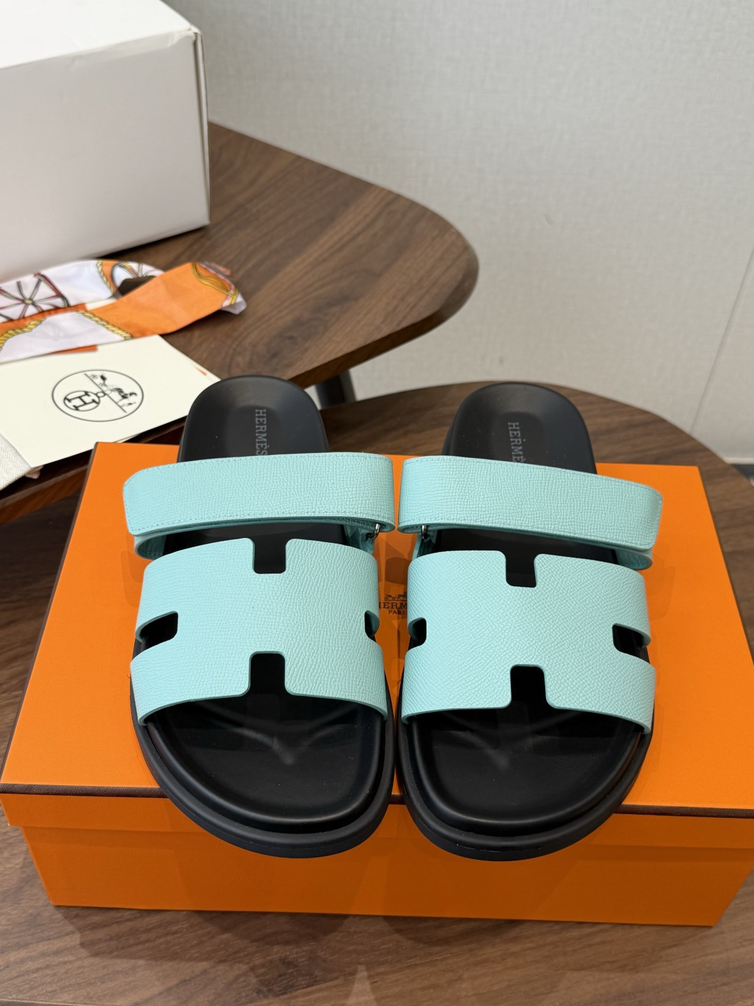 NO:889251,Made in Guan (for couples), HERMES Chypre's Chapas pink and army green slippers are a must-have at the counter. They are especially easy to match with the suede goatskin functional sandals, with ergonomic rubber soles and adjustable straps. The design is simple and smooth, creating a comfortable and casual look.  Size female 35-40 (40 non-refundable), male 40-50 (45-50 custom-made non-refundable), slippers, hermes, hermes, sandals, slippers, sheepskin, chamois leather19860909莞产(情侣款）HERMES 爱马仕二舅拖 Chypre这双查帕斯粉拼军绿的拖鞋在专柜是需要靠抢的,特别好搭 麂皮山羊皮机能风凉鞋,搭配人体工学橡胶鞋底和可调节袢带.设计简约流畅,打造舒适休闲造型. Size女35-40（40不退换）、男40-50（45-50定做不退换）,拖鞋,hermes,hermes,sandals,slippers,sheepskin,chamois leather,Women's Shoes