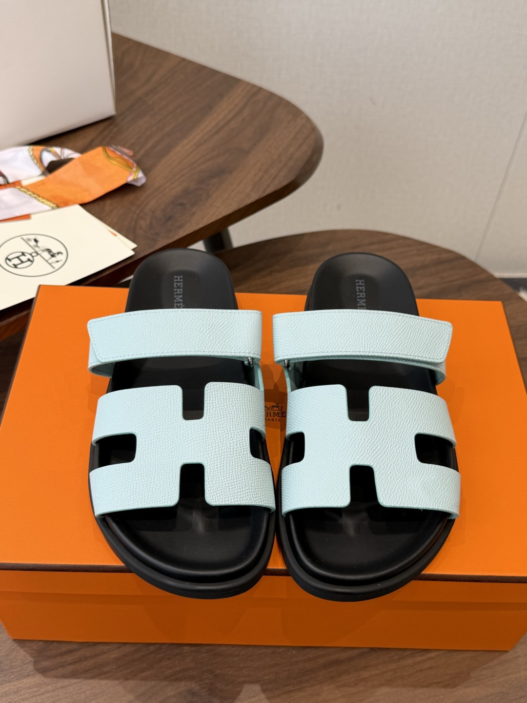 NO:889256,Made in Guan (for couples), HERMES Chypre's Chapas pink and army green slippers are a must-have at the counter. They are especially easy to match with the suede goatskin functional sandals, with ergonomic rubber soles and adjustable straps. The design is simple and smooth, creating a comfortable and casual look.  Size female 35-40 (40 non-refundable), male 40-50 (45-50 custom-made non-refundable), slippers, hermes, hermes, sandals, slippers, sheepskin, chamois leather19860909莞产(情侣款）HERMES 爱马仕二舅拖 Chypre这双查帕斯粉拼军绿的拖鞋在专柜是需要靠抢的,特别好搭 麂皮山羊皮机能风凉鞋,搭配人体工学橡胶鞋底和可调节袢带.设计简约流畅,打造舒适休闲造型. Size女35-40（40不退换）、男40-50（45-50定做不退换）,拖鞋,hermes,hermes,sandals,slippers,sheepskin,chamois leather,Women's Shoes