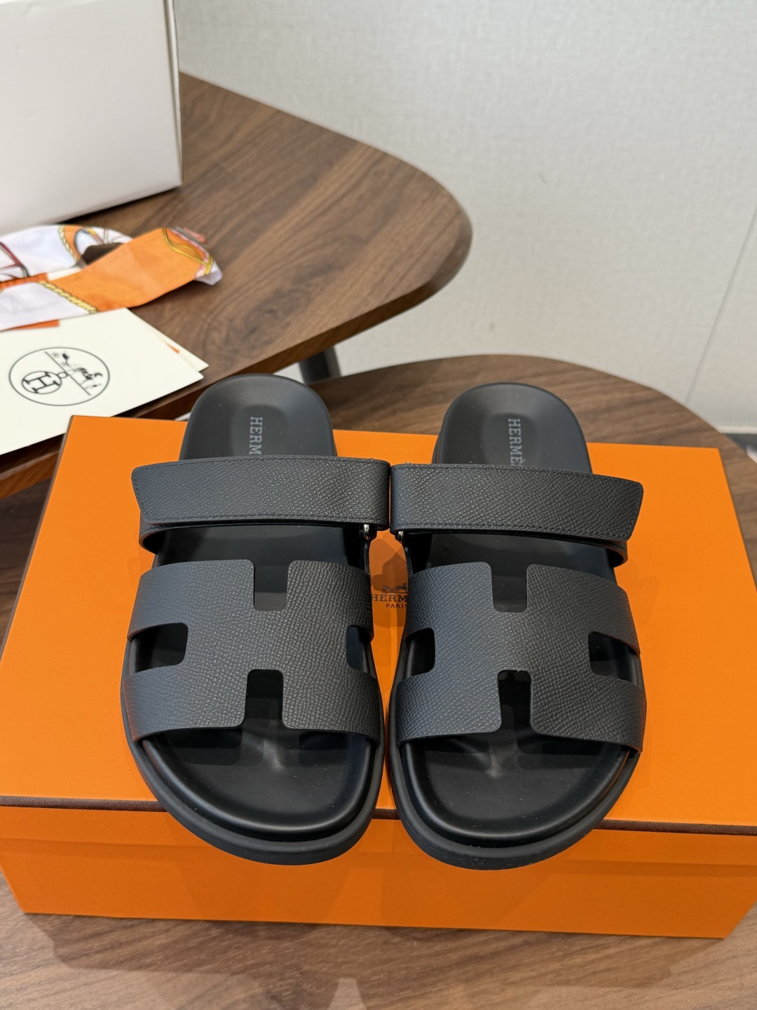 NO:889263,Made in Guan (for couples), HERMES Chypre's Chapas pink and army green slippers are a must-have at the counter. They are especially easy to match with the suede goatskin functional sandals, with ergonomic rubber soles and adjustable straps. The design is simple and smooth, creating a comfortable and casual look.  Size female 35-40 (40 non-refundable), male 40-50 (45-50 custom-made non-refundable), slippers, hermes, hermes, sandals, slippers, sheepskin, chamois leather19860909莞产(情侣款）HERMES 爱马仕二舅拖 Chypre这双查帕斯粉拼军绿的拖鞋在专柜是需要靠抢的,特别好搭 麂皮山羊皮机能风凉鞋,搭配人体工学橡胶鞋底和可调节袢带.设计简约流畅,打造舒适休闲造型. Size女35-40（40不退换）、男40-50（45-50定做不退换）,拖鞋,hermes,hermes,sandals,slippers,sheepskin,chamois leather,Women's Shoes