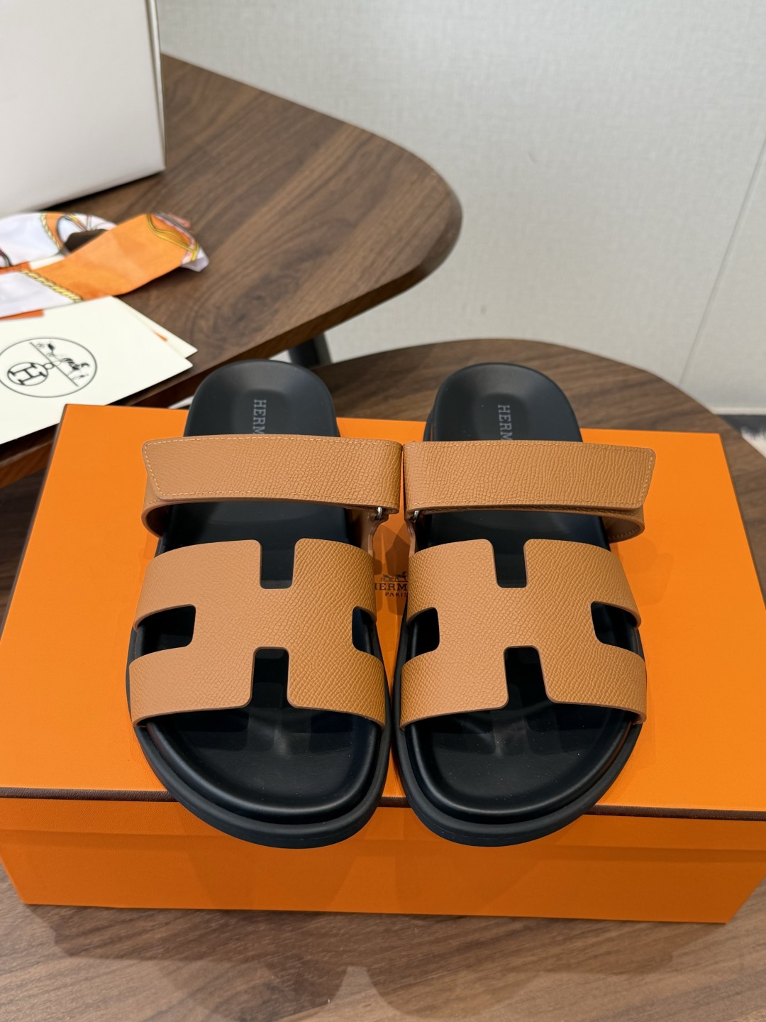 NO:882367,Made in Guan (for couples), HERMES Chypre's Chapas pink and army green slippers are a must-have at the counter. They are especially easy to match with the suede goatskin functional sandals, with ergonomic rubber soles and adjustable straps. The design is simple and smooth, creating a comfortable and casual look.  Size female 35-40 (40 non-refundable), male 40-50 (45-50 custom-made non-refundable), slippers, hermes, hermes, sandals, slippers, sheepskin, chamois leather19860909莞产(情侣款）HERMES 爱马仕二舅拖 Chypre这双查帕斯粉拼军绿的拖鞋在专柜是需要靠抢的,特别好搭 麂皮山羊皮机能风凉鞋,搭配人体工学橡胶鞋底和可调节袢带.设计简约流畅,打造舒适休闲造型. Size女35-40（40不退换）、男40-50（45-50定做不退换）,拖鞋,hermes,hermes,sandals,slippers,sheepskin,chamois leather,Women's Shoes