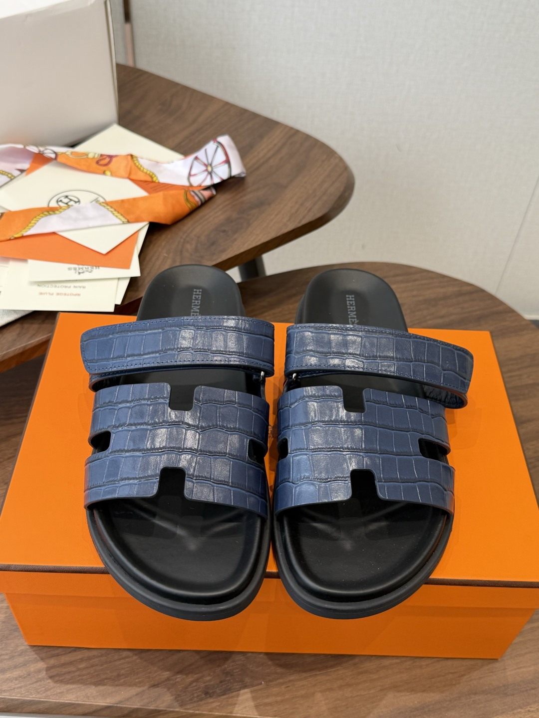 NO:889269,Made in Guan (for couples), HERMES Chypre's Chapas pink and army green slippers are a must-have at the counter. They are especially easy to match with the suede goatskin functional sandals, with ergonomic rubber soles and adjustable straps. The design is simple and smooth, creating a comfortable and casual look.  Size female 35-40 (40 non-refundable), male 40-50 (45-50 custom-made non-refundable), slippers, hermes, hermes, sandals, slippers, sheepskin, chamois leather19860909莞产(情侣款）HERMES 爱马仕二舅拖 Chypre这双查帕斯粉拼军绿的拖鞋在专柜是需要靠抢的,特别好搭 麂皮山羊皮机能风凉鞋,搭配人体工学橡胶鞋底和可调节袢带.设计简约流畅,打造舒适休闲造型. Size女35-40（40不退换）、男40-50（45-50定做不退换）,拖鞋,hermes,hermes,sandals,slippers,sheepskin,chamois leather,Women's Shoes
