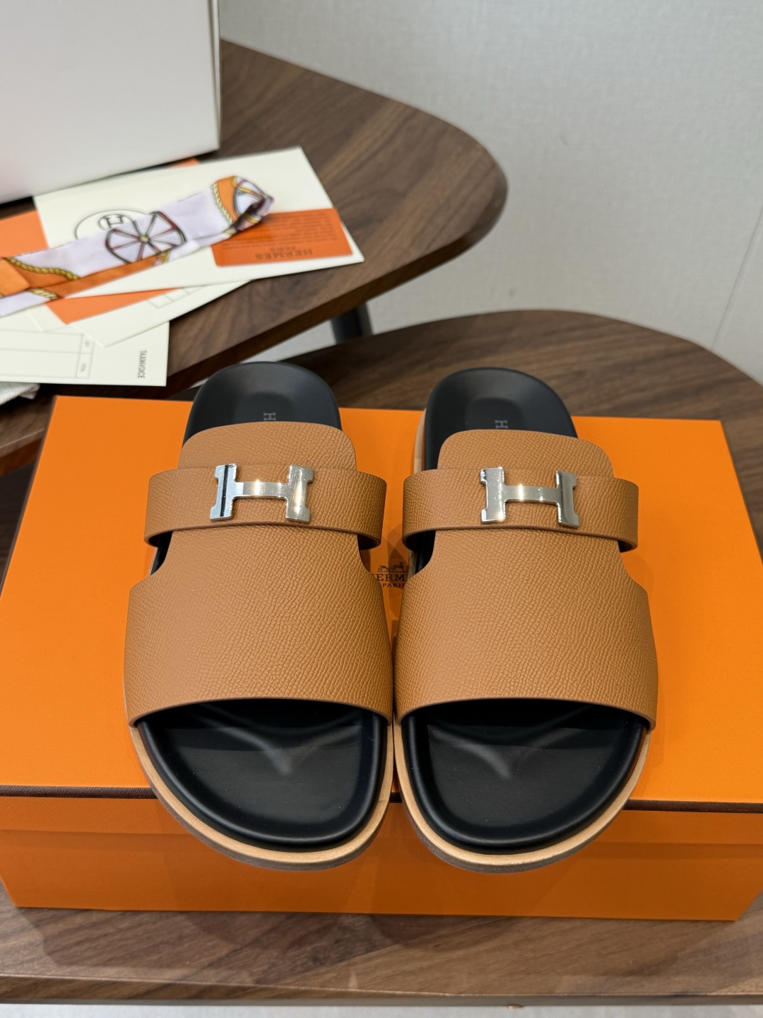 NO:889276,Made in Guangzhou (couples model) HERMES Hermès H slippers Chypre This pair of classic buckle slippers is a must-have at the counter, they are so easy to match!  The large upper is matched with the classic H buckle, and the design is simple and smooth, creating a comfortable and casual look. Size women's 35-40 (40 non-returnable), men's 40-50 (45-50 custom-made, non-refundable), slippers, hermes, hermes, slippers19860909莞产(情侣款）HERMES 爱马仕H拖 Chypre这双经典饰扣拖鞋在专柜是需要靠抢的,特别好搭！ 大面积的鞋面搭配经典H扣,设计简约流畅,打造舒适休闲造型. Size女35-40（40不退换）、男40-50（45-50定做不退换）,拖鞋,hermes,hermes,slippers,Women's Shoes