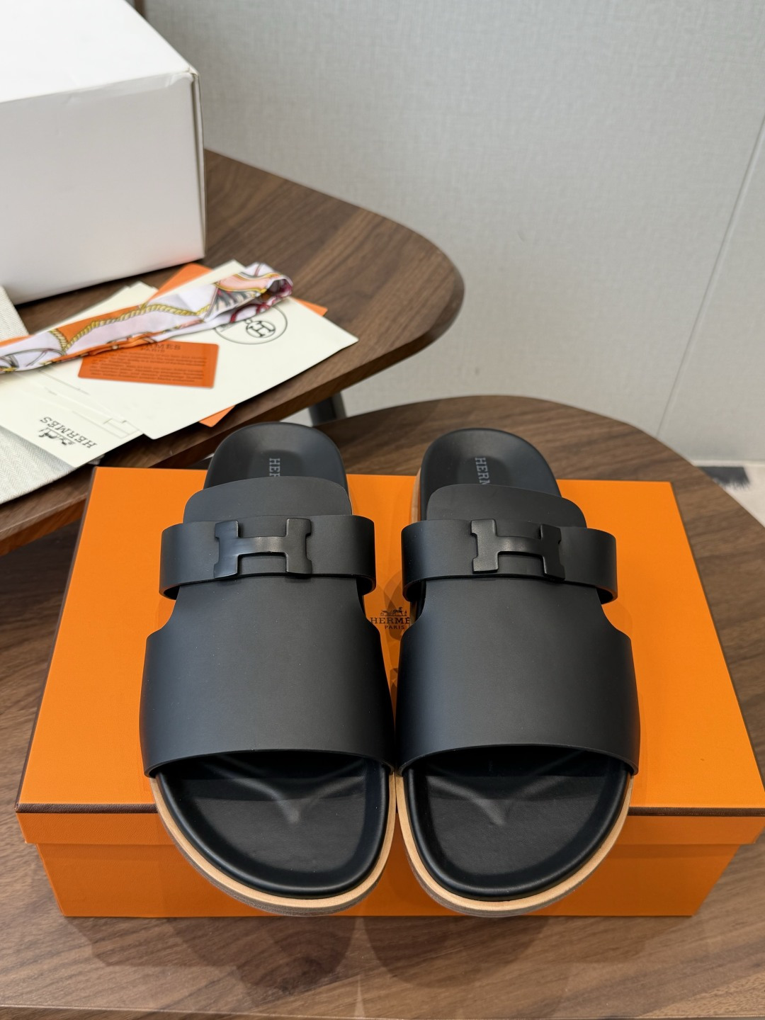 NO:889214,Made in Guangzhou (couples model) HERMES Hermès H slippers Chypre This pair of classic buckle slippers is a must-have at the counter, they are so easy to match!  The large upper is matched with the classic H buckle, and the design is simple and smooth, creating a comfortable and casual look. Size women's 35-40 (40 non-returnable), men's 40-50 (45-50 custom-made, non-refundable), slippers, hermes, hermes, slippers19860909莞产(情侣款）HERMES 爱马仕H拖 Chypre这双经典饰扣拖鞋在专柜是需要靠抢的,特别好搭！ 大面积的鞋面搭配经典H扣,设计简约流畅,打造舒适休闲造型. Size女35-40（40不退换）、男40-50（45-50定做不退换）,拖鞋,hermes,hermes,slippers,Women's Shoes