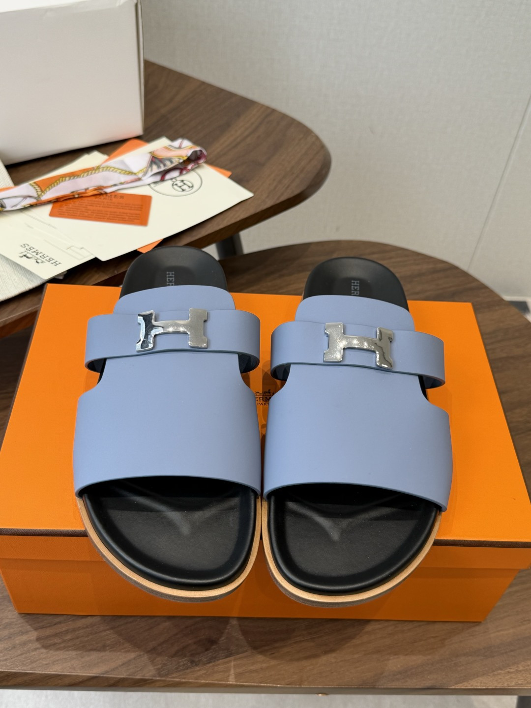 NO:889222,Made in Guangzhou (couples model) HERMES Hermès H slippers Chypre This pair of classic buckle slippers is a must-have at the counter, they are so easy to match!  The large upper is matched with the classic H buckle, and the design is simple and smooth, creating a comfortable and casual look. Size women's 35-40 (40 non-returnable), men's 40-50 (45-50 custom-made, non-refundable), slippers, hermes, hermes, slippers19860909莞产(情侣款）HERMES 爱马仕H拖 Chypre这双经典饰扣拖鞋在专柜是需要靠抢的,特别好搭！ 大面积的鞋面搭配经典H扣,设计简约流畅,打造舒适休闲造型. Size女35-40（40不退换）、男40-50（45-50定做不退换）,拖鞋,hermes,hermes,slippers,Women's Shoes