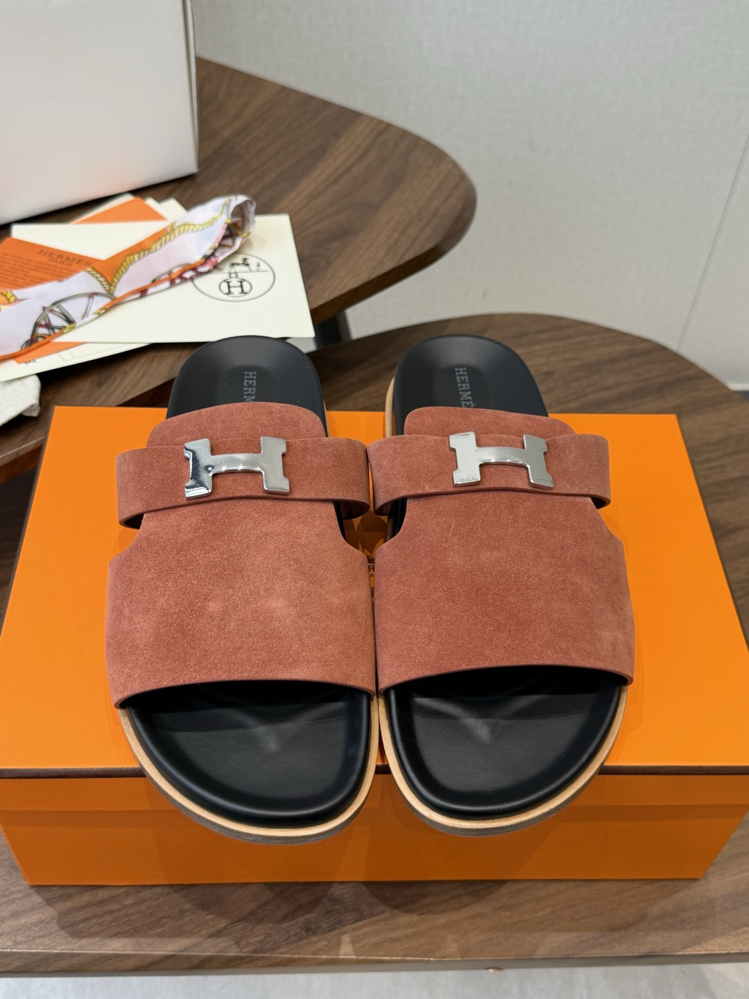NO:889230,Made in Guangzhou (couples model) HERMES Hermès H slippers Chypre This pair of classic buckle slippers is a must-have at the counter, they are so easy to match!  The large upper is matched with the classic H buckle, and the design is simple and smooth, creating a comfortable and casual look. Size women's 35-40 (40 non-returnable), men's 40-50 (45-50 custom-made, non-refundable), slippers, hermes, hermes, slippers19860909莞产(情侣款）HERMES 爱马仕H拖 Chypre这双经典饰扣拖鞋在专柜是需要靠抢的,特别好搭！ 大面积的鞋面搭配经典H扣,设计简约流畅,打造舒适休闲造型. Size女35-40（40不退换）、男40-50（45-50定做不退换）,拖鞋,hermes,hermes,slippers,Women's Shoes