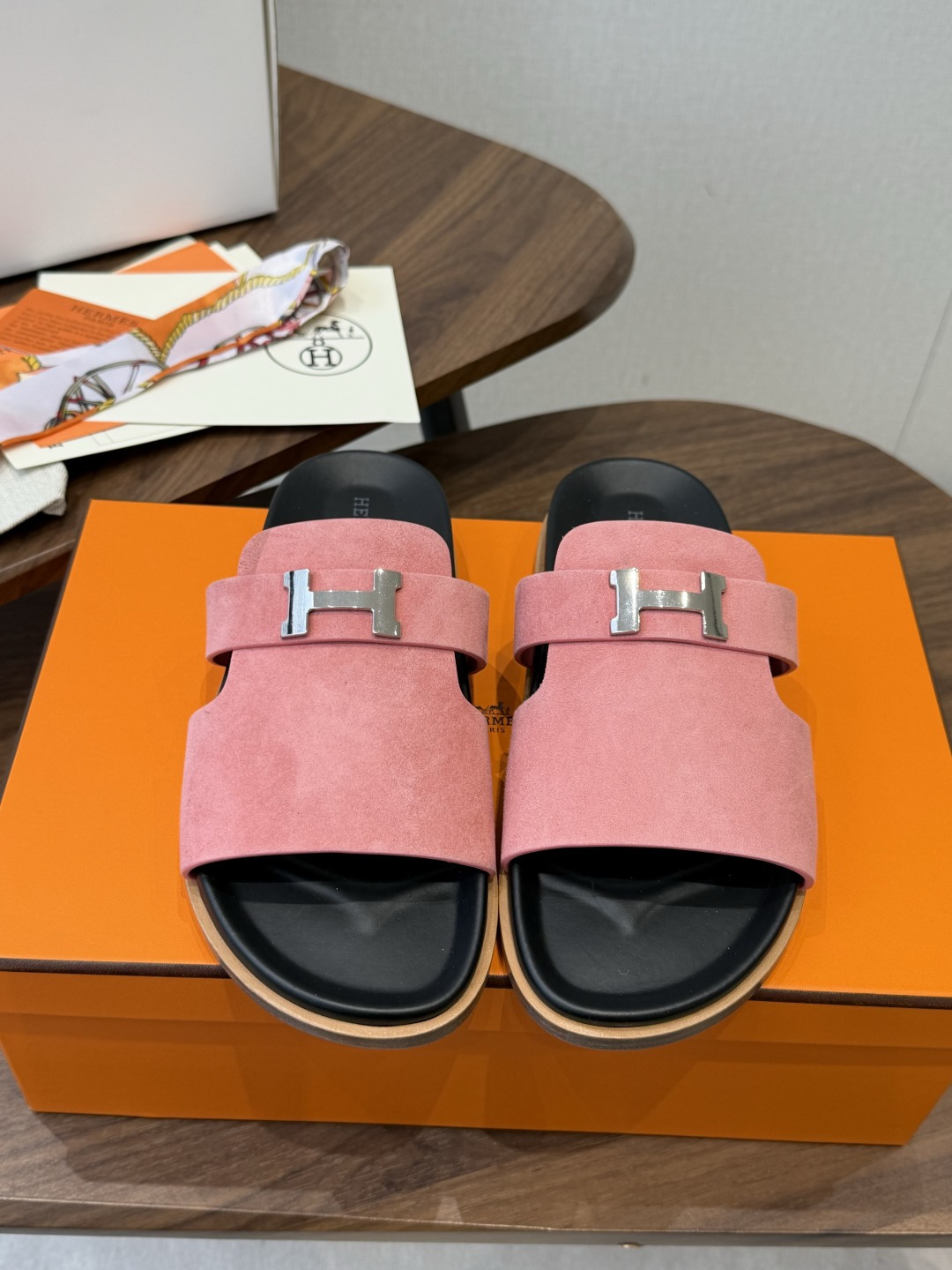 NO:889238,Made in Guangzhou (couples model) HERMES Hermès H slippers Chypre This pair of classic buckle slippers is a must-have at the counter, they are so easy to match!  The large upper is matched with the classic H buckle, and the design is simple and smooth, creating a comfortable and casual look. Size women's 35-40 (40 non-returnable), men's 40-50 (45-50 custom-made, non-refundable), slippers, hermes, hermes, slippers19860909莞产(情侣款）HERMES 爱马仕H拖 Chypre这双经典饰扣拖鞋在专柜是需要靠抢的,特别好搭！ 大面积的鞋面搭配经典H扣,设计简约流畅,打造舒适休闲造型. Size女35-40（40不退换）、男40-50（45-50定做不退换）,拖鞋,hermes,hermes,slippers,Women's Shoes