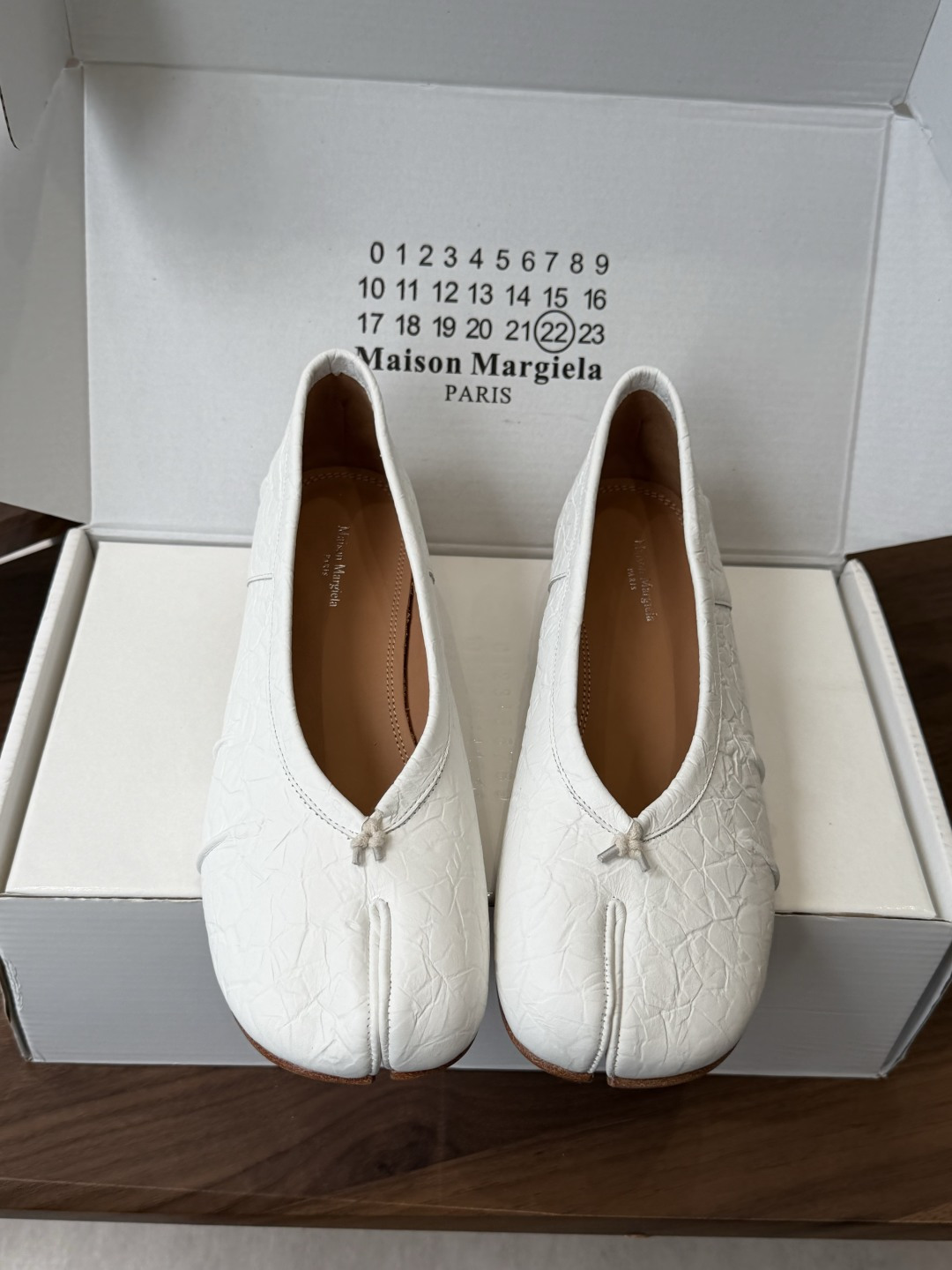 NO:882352,Maison Margiela 26ss new summer split-toe low-heeled shoes are split-toe pleated flat shoes with a lazy atmosphere. They break the conventional split-toe shoe shape and match the natural pleated texture of the upper. They have a relaxed and casual texture that does not choose a style or a match. It can be easily adapted to daily wear jeans or casual pants. It can be worn with mid-calf socks for a retro and lazy style, and can also be used for commuting to create a casual and neat feeling. Upper Sheepskin  Sheepskin lining, genuine leather outsole, size 35-41 (customized sizes 40 and 41 are non-refundable), heel height 3cm, split-toe shoes, jeans, sheepskin, Leather soles19860909Maison Margiela26ss夏季新款分趾低跟单鞋 自带慵懒氛围感的分趾褶皱平底单鞋,打破常规的分趾鞋型搭配鞋面自然的褶皱肌理,自带松弛随性的质感,不挑风格也不挑搭配. 日常穿牛仔裤或休闲裤都能轻松适配,搭配中筒袜更能穿出复古慵懒风,也能驾驭通勤装打造随性利落的穿搭感. 鞋面羊皮 内里羊皮 大底真皮大底 size35-41码（40、41码定制不退换） 跟高3cm,分趾鞋,jeans,sheepskin,Leather soles,Women's Shoes
