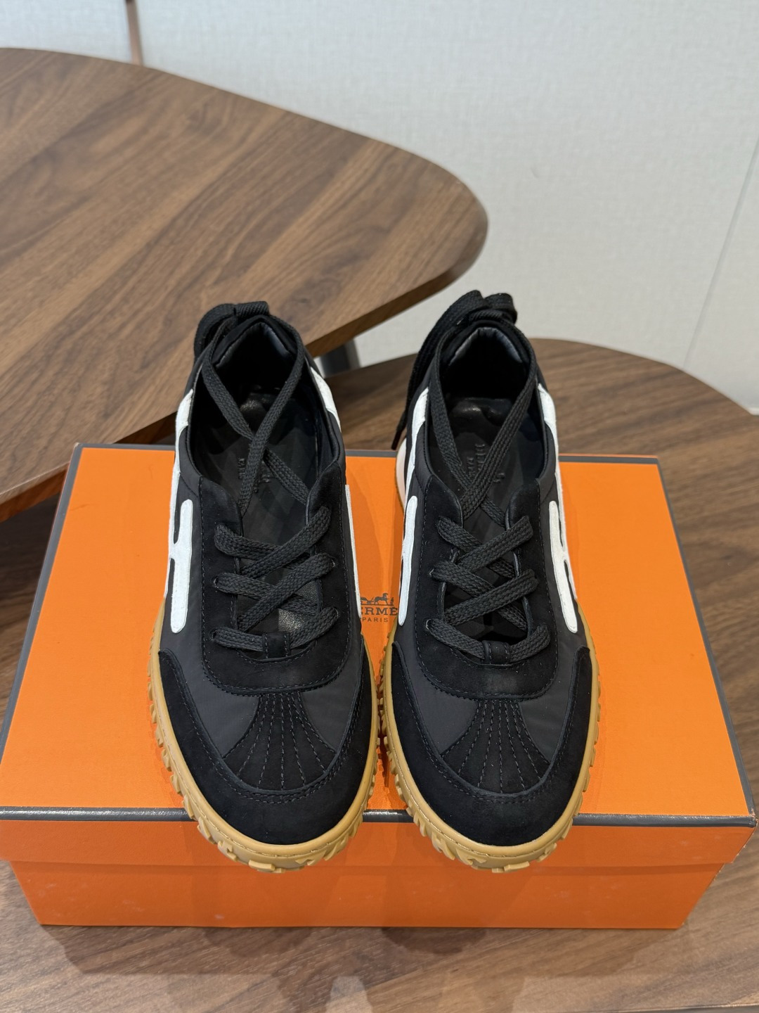 NO:883146,Hermes' jet series suede sneakers are simply the perfect companion for daily commuting and leisure time all year round!  The shoe shape is designed according to the original version. It is very tolerant, comfortable, light and non-picky. It is simple and versatile, especially the classic H logo on the side. People can recognize it at a glance as a Hermès masterpiece and show your extraordinary taste. The upper is made of original customized imported first-layer suede, which is a heavy material regardless of cost!  After repeated fine polishing by craftsmen, the leather surface presents a delicate and smooth velvet texture, which is light and comfortable to the touch. It is extremely breathable and wear-resistant, giving you a retro and modern charm with every step you take. The toe part is designed to be round and full, neither too sharp and abrupt nor too bulky. It modifies the foot shape just right and makes your feet look more slender and slender.  The mark thread stitching on the toe is made of high-quality mark thread from Malaysia, and the stitching is fine and even, which not only enhances the firmness and durability of the toe, but also plays a decorative role and improves the overall aesthetics. The design of the heel part is even more considerate, with pleated elastic design and thickened soft foam, which feels elastic and soft, as if walking on the clouds. This design not only effectively reduces the possibility of foot grinding, but also prevents the heel from falling off, making you walk more confidently and steadily.  The sheepskin lining is used to cushion the feet, which is comfortable and soft to the touch, and fits the feet like a second layer of skin. Wearing it, you no longer have to worry about stuffy feet and smelly feet. What’s more worth mentioning is that the mid-layer is also made of leather and has an exclusive code!  This is a detail that many market versions cannot achieve, which is enough to prove its high quality and uniqueness. It is particularly flexible, can withstand bending and recover quickly, and does not deform after being worn for a long time. It is comfortable and light when walking, and does not feel stiff. The main thing is lightness and comfort. The soft sole and soft surface enhance the feeling of the foot, making every step like you are walking on the clouds.  The sole is made of the original open-molded non-slip rubber outsole. The anti-slip texture design doubles the friction, making it comfortable, wear-resistant and practical. It can be easily handled by you whether it is daily commuting or leisure time. In short, Hermes' jet series suede sports shoes can get full marks in terms of appearance and comfort!  It is an excellent choice for your daily commuting and leisure time all year round, allowing you to show your unique fashion charm anytime and anywhere. Material information Fabric; original customized imported first-layer suede, imported soft sheepskin lining, original open-molded non-slip rubber material for the sole Size# female 35-40 (40 custom made, non-returnable), casual shoes/sports shoes, hermes, hermes, sneakers, sheepskin, chamois leather19860909Hermes爱马仕的jet系列麂皮运动鞋,简直就是一年四季日常通勤、休闲时光的绝佳伴侣！ 鞋子按照原版打版调试的鞋型,整体包容性强 上脚舒适轻便不挑脚,简约大气又百搭,特别是侧边的经典H侧标志,让人一眼就能认出这是爱马仕的杰作,彰显你的不凡品味. 鞋面采用的是原版定制的进口头层麂皮,这种材料可是不计成本的重磅用料哦！经过工匠们的反复精细打磨处理,皮面呈现出细腻而柔滑的绒毛质感,触感轻盈舒适,穿着起来透气性极佳,还耐磨损,让你每一步都散发出复古摩登的韵味. 鞋头部分设计得圆润饱满,既不会过于尖锐显得突兀,也不会过于笨重,恰到好处地修饰了脚型,让你的脚部看起来更加纤细修长. 鞋头上的马克线锁边,采用的是大马家优质马克线紧密缝制,针脚细密均匀,既增强了鞋头的牢固度与耐用性,又起到了装饰作用,提升了整体的美观度. 后跟部分的设计更是贴心,褶皱松紧设计加上填充加厚的软泡,触感Q弹软糯,仿佛云端漫步.这样的设计不仅有效降低了磨脚的可能性,还能防止掉跟,让你走路更加自信稳健. 羊皮内里垫脚,触感舒适柔软,仿佛第二层肌肤般贴合脚部.穿上它,再也不用担心闷脚、脚臭的问题了.更值得一提的是,中底层也是皮里的,而且还有专属编码！这可是很多市场版本都做不到的细节哦,足以证明它的高品质与独特性. 柔韧性特别好,耐弯折恢复迅速,久穿不变形.走路时舒适轻盈,不板脚,主打的就是轻便舒适.软底软面的做法更是加持了脚感,让你每一步都如同行走在云端之上. 鞋底采用的是原版开模防滑橡胶大底,防滑纹理设计加持摩擦力加倍,上脚舒适耐磨又实穿,无论是日常通勤还是休闲时光,都能让你轻松应对. 总之,Hermes爱马仕的jet系列麂皮运动鞋,无论是从颜值还是舒适度上,都可以打满分！它是你一年四季日常通勤、休闲时光的绝佳选择,让你随时随地都能展现出独特的时尚魅力. 材质信息 面料；原版定制进口头层麂皮 内里进口柔软羊皮 鞋底原版开模防滑橡胶材质 Size#女35-40（40订做不退换）,休闲鞋/运动鞋,hermes,hermes,sneakers,sheepskin,chamois leather,Women's Shoes