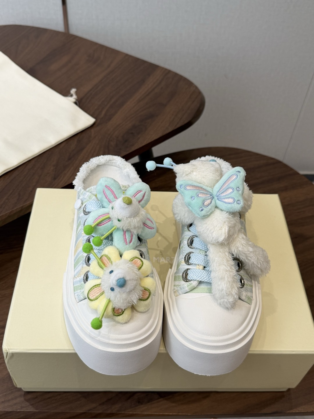 NO:883137,Niche brand 13DEMARZO 26ss new model 3D doll dissolving shoes casual shoes 3D bear doll dissolving shoes This pair of shoes uses a unique dissolving design to make every step full of fun. The three-dimensional design of the bear doll makes this pair of shoes stand out from the crowd and become the most beautiful cub on the street. Foamed big-toe soles are soft and cute. Super light. A must-have artifact for beauties. Upper layer of cowhide leather. Original breathable Monica mesh lining. Heel height 4cm.  Original molded rubber outsole Size#35-40 (custom-made for 40, non-returnable), casual shoes/sports shoes, sneakers, cowhide19860909小众品牌13DEMARZO 26ss新款 立体玩偶 溶解鞋 休闲鞋 立体小熊玩偶溶解鞋 这双鞋采用独特溶解设计 让每一步都充满趣味 小熊玩偶的立体设计 让这双鞋在人群中脱颖而出 成为街头最靓的崽 发泡大头鞋底软萌可爱 超级轻盈 美女必备神器 鞋面头层牛皮 内里原版透气莫尼卡网纱 跟高4cm 鞋底原版开模橡胶大底 Size#35-40（40定做不退换）,休闲鞋/运动鞋,sneakers,cowhide,Women's Shoes