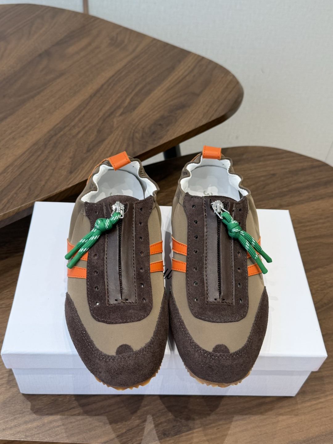 NO:883128,3.1 Phillip Lim Contrasting Color Detrain Sports Sneakers Made in Guangzhou. The main body is made of high-density polyester fiber, which is light and anti-wrinkle, breathable and skin-friendly. It has a soft drape feeling and is not easy to deform and collapse after long-term wear. The splicing leather is imported calf suede, with fine frosted suede, retro matte texture, and is wear-resistant and scratch-resistant. The lining of the shoe is soft and elastic, skin-friendly, fits the feet without rubbing, and is moisture-absorbent and breathable.  Outsole High elastic natural rubber outsole, non-slip and wear-resistant, flexible and cushioning, retro rubber brown color; size 35-39, casual shoes/sports shoes, sneakers, sheepskin19860909莞产3.1 Phillip Lim 撞色德训运动板鞋 主体面料高密聚酯纤维,轻薄抗皱、透气亲肤,自带柔和垂坠感,久穿不易变形塌面； 拼接饰皮甄选进口小牛反绒皮,细腻磨砂绒面,复古哑光质感,耐磨耐刮； 鞋里内衬天然绵羊皮内里,软弹亲肤,贴脚不磨脚,吸湿透气； 大底高弹天然橡胶大底,防滑耐磨,柔韧缓震,复古生胶棕配色； 码数35-39,休闲鞋/运动鞋,sneakers,sheepskin,Women's Shoes
