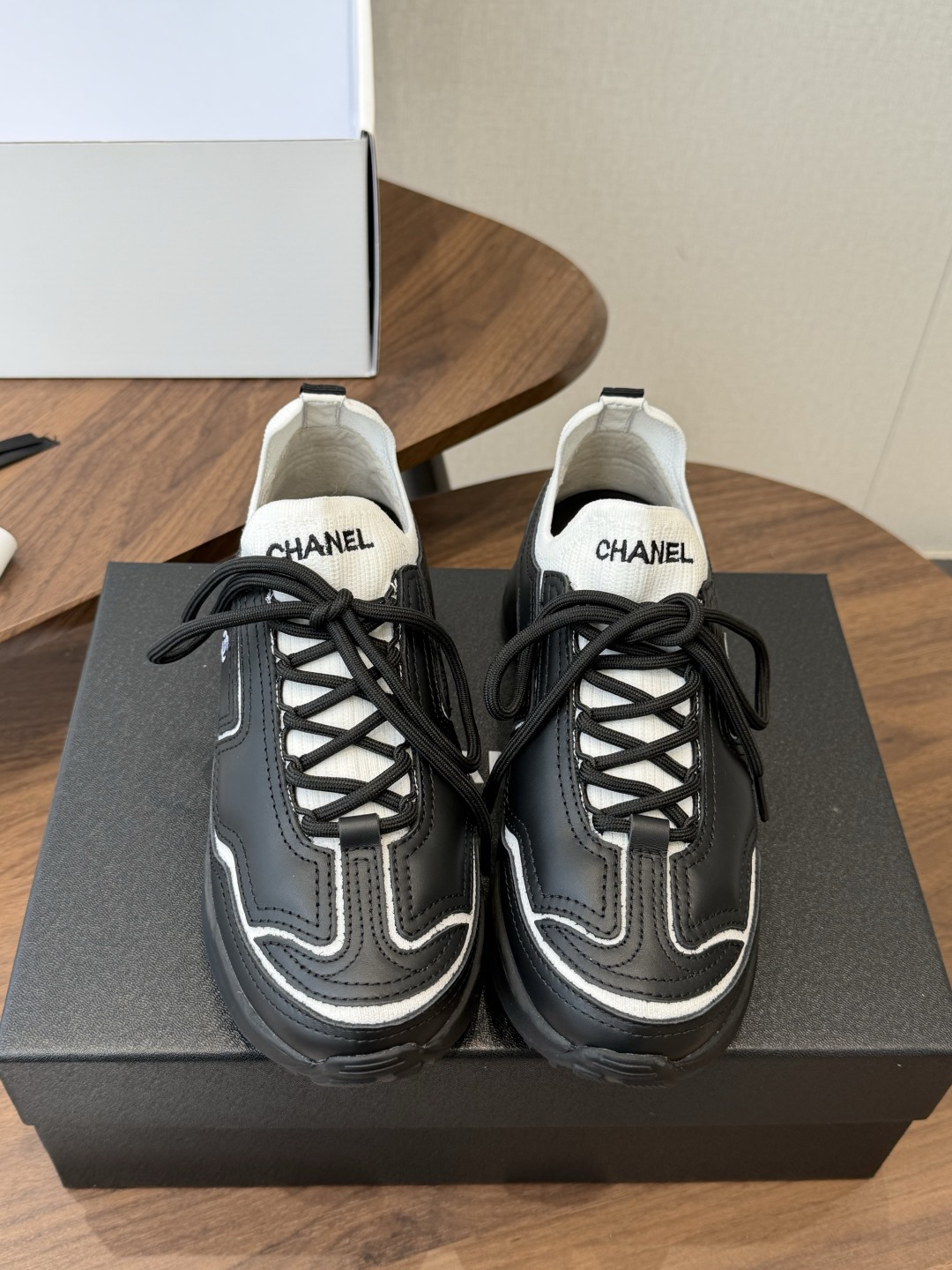 NO:883110,Chanel26ss new summer retro casual sports shoes are a series of double C sports shoes with a lazy and noble atmosphere. The neat low-top shoe shape is matched with the classic brand logo design. The shoe body line is smooth and not bloated. The iconic tongue brand logo serves as the visual focus. The thickness of the sole takes into account both walking stability and visual enhancement effect. The lace-up design is easy to put on and take off, adapting to a variety of foot types.  A variety of tones combine basic versatile colors with retro bright colors, suitable for all kinds of colors regardless of skin color, taking into account the noble appearance and practical wear in all seasons. If you want a pair of moral training shoes that have a retro atmosphere and are versatile and durable, this sneaker is a must-have item for all seasons. The upper is cow suede and the lining is sheepskin. The outsole is TPR outsole, size 35-40 (40 size customization is not returnable)  Heel height 3cm, casual shoes/sports shoes, chanel, sneakers, sheepskin19860909Chanel26ss夏季新款复古休闲运动鞋 自带慵懒贵气氛围感的双C运动鞋系列,利落的低帮鞋型搭配经典品牌标识设计,鞋身线条流畅不臃肿,标志性的鞋舌品牌标识作为视觉焦点,鞋底厚度兼顾行走平稳度与视觉增高效果,系带设计穿脱便捷,适配多种脚型. 多款色调兼顾基础百搭色与复古亮色,适配各类色系穿搭不挑肤色,兼顾贵气颜值与四季实穿性,想要一双兼顾复古氛围感、百搭耐穿的德训鞋,这款运动鞋是四季刚需百搭单品. 鞋面牛反绒 内里羊皮 大底TPR大底 size35-40码（40码定制不退换） 跟高3cm,休闲鞋/运动鞋,chanel,sneakers,sheepskin,Women's Shoes