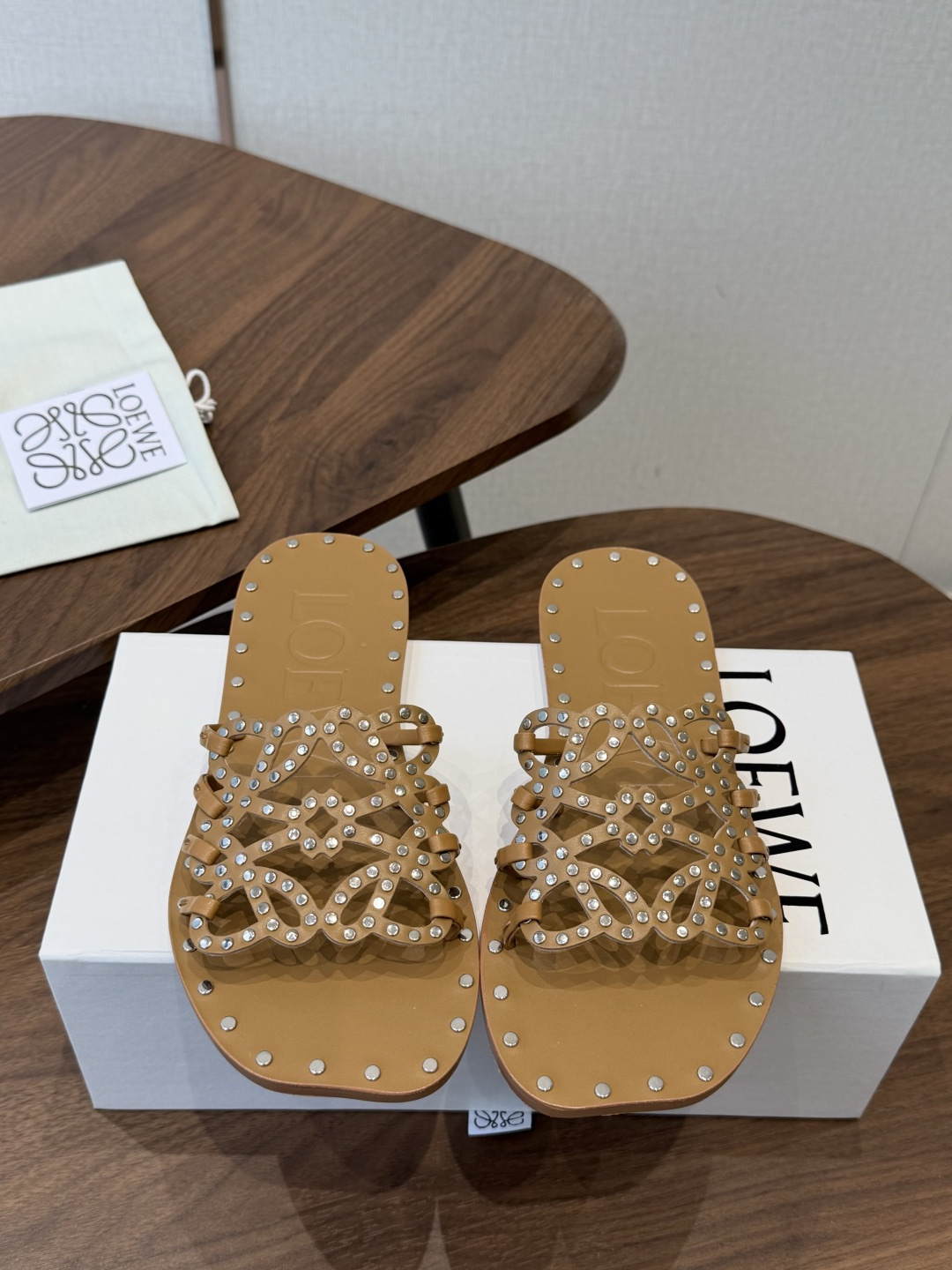 NO:924275,The top version of LOEWE 26ss new spring and summer slippers. The crazy simple design feels cleaner and more elegant. The square and round head studded slippers will make you miss it. The color is also very attractive and beautiful. It is full of aura instantly when you put it on your feet. It is invincibly handsome and stylish. The upper is made of sheepskin studded lining. Sheepskin. Injection molded leather outsole imported from Italy. Size#35-42 (40 41  42 Customized (non-refundable), slippers, loewe, loewe, slippers, sheepskin, Leather soles19860909顶级版本 LOEWE 罗意威 26ss 春夏新品 拖鞋 疯狂种草简约设计感觉更干净优雅 方圆头钉钉拖鞋 让你念念不忘 颜色也很耐看漂亮,上脚瞬间气质十足气场,简直无敌帅气有型 鞋面采用羊皮钉钉内里踮脚 羊皮 意大利进口注塑真皮大底 Size#35-42（40 41 42定制不退换）,拖鞋,loewe,loewe,slippers,sheepskin,Leather soles,Women's Shoes