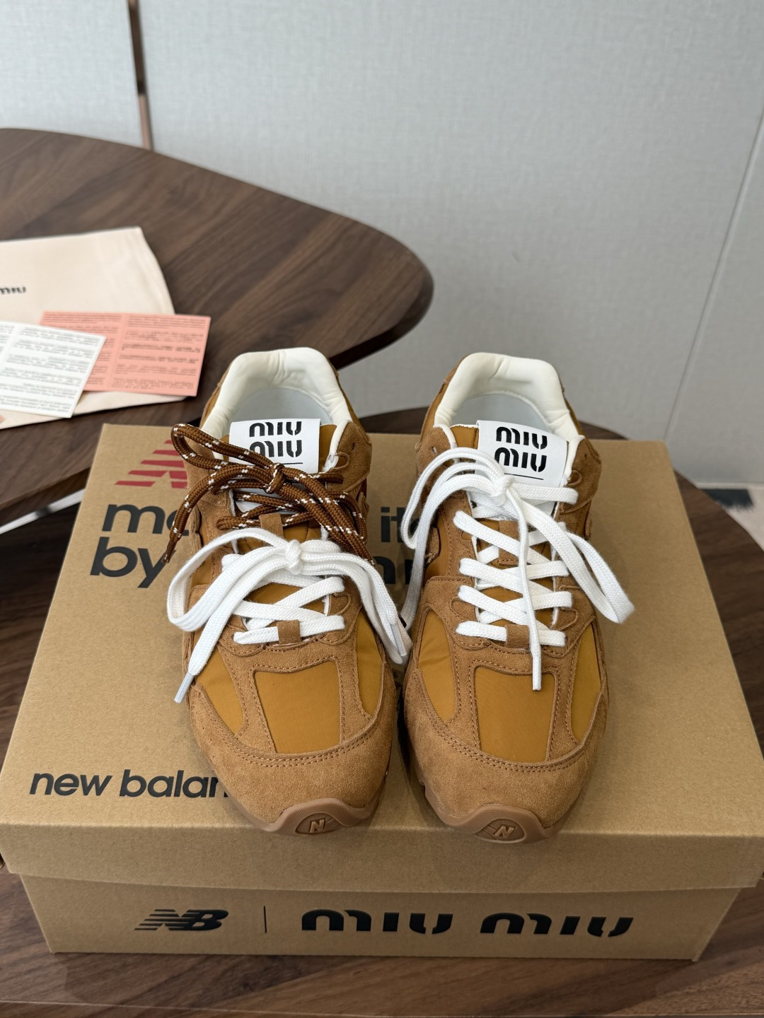 NO:901368,Miu Miux New Balanc*26ss new summer joint-branded retro virtue sneakers are retro spliced sneakers with a retro intellectual atmosphere. They have a smooth and neat narrow shoe shape, with a two-color double shoelace design. The shoe body is slender and slim, and the narrow last shape shrinks the top of the foot. It has a good modification effect on wide feet and fleshy feet. The lace-up style is flexible to put on and take off.  Suitable for casual style and light luxury style, regardless of skin color. Taking into account the retro tone and comfort of the foot, if you want a pair of daily casual shoes with a full sense of atmosphere, this retro splicing moral training shoe is the first choice for daily travel. Upper cow suede/waterproof cloth lining Sheepskin outsole TPU outsole size 35-41 (customized sizes 40 and 41 are not returnable), casual shoes/sports shoes, miumiu, sneakers, sheepskin19860909Miu Miux New Balanc*26ss夏季新款联名复古德训运动鞋 自带复古知识分子氛围感的复古拼接运动鞋,流畅利落的窄版鞋型,搭配双色双鞋带设计,鞋身线条修长显瘦,窄楦版型收拢脚面,对宽脚、肉脚都有很好的修饰效果,系带款式穿脱灵活. 适配休闲风与轻奢风穿搭,不挑肤色.兼顾复古调性与上脚舒适度,想要一双氛围感满满的日常休闲鞋,这款复古拼接德训鞋是日常出行的优选单品. 鞋面牛反绒/防水布 内里羊皮 大底TPU大底 size35-41码（40、41码定制不退换）,休闲鞋/运动鞋,miumiu,sneakers,sheepskin,Women's Shoes