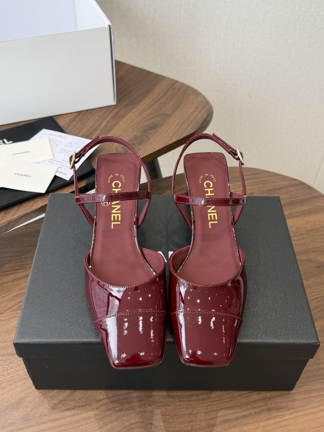 NO:901354,Chanel26ss new summer square-toe patent leather back-strap sandals have a retro and energetic square-toe patent leather back-strap sandals. The neat square-toe cut is paired with a glossy patent leather shoe body. The back-strap design is equipped with an adjustable buckle. It has a refined and eye-catching atmosphere. It can be easily matched with jeans or casual pants for daily wear. It can be worn with a dress or skirt to create a retro style, and it can also be used for commuting to create a smart and neat look.  Upper cow patent leather, inner sheepskin outsole, Italian genuine leather outsole size 35-41 (customized sizes 40 and 41 are non-returnable) Heel height 6cm, high heels sandals, chanel, sandals, high heels, skirts, jeans, sheepskin, Leather soles19860909Chanel26ss夏季新款方头漆皮后绊带凉鞋 自带复古活力感的方头漆皮后绊带凉鞋,利落的方头剪裁搭配亮面漆皮鞋身,后绊带的设计加上可调节搭扣,自带精致又亮眼的氛围感,不挑风格也不挑搭配. 日常穿牛仔裤或休闲裤都能轻松适配,搭配连衣裙或半身裙更能穿出元气复古风,也能驾驭通勤装打造干练利落的穿搭感. 鞋面牛漆皮 内里羊皮 大底意大利真皮大底 size35-41码（40、41码定制不退换） 跟高6cm,高跟鞋凉鞋,chanel,sandals,high heels,skirts,jeans,sheepskin,Leather soles,Women's Shoes