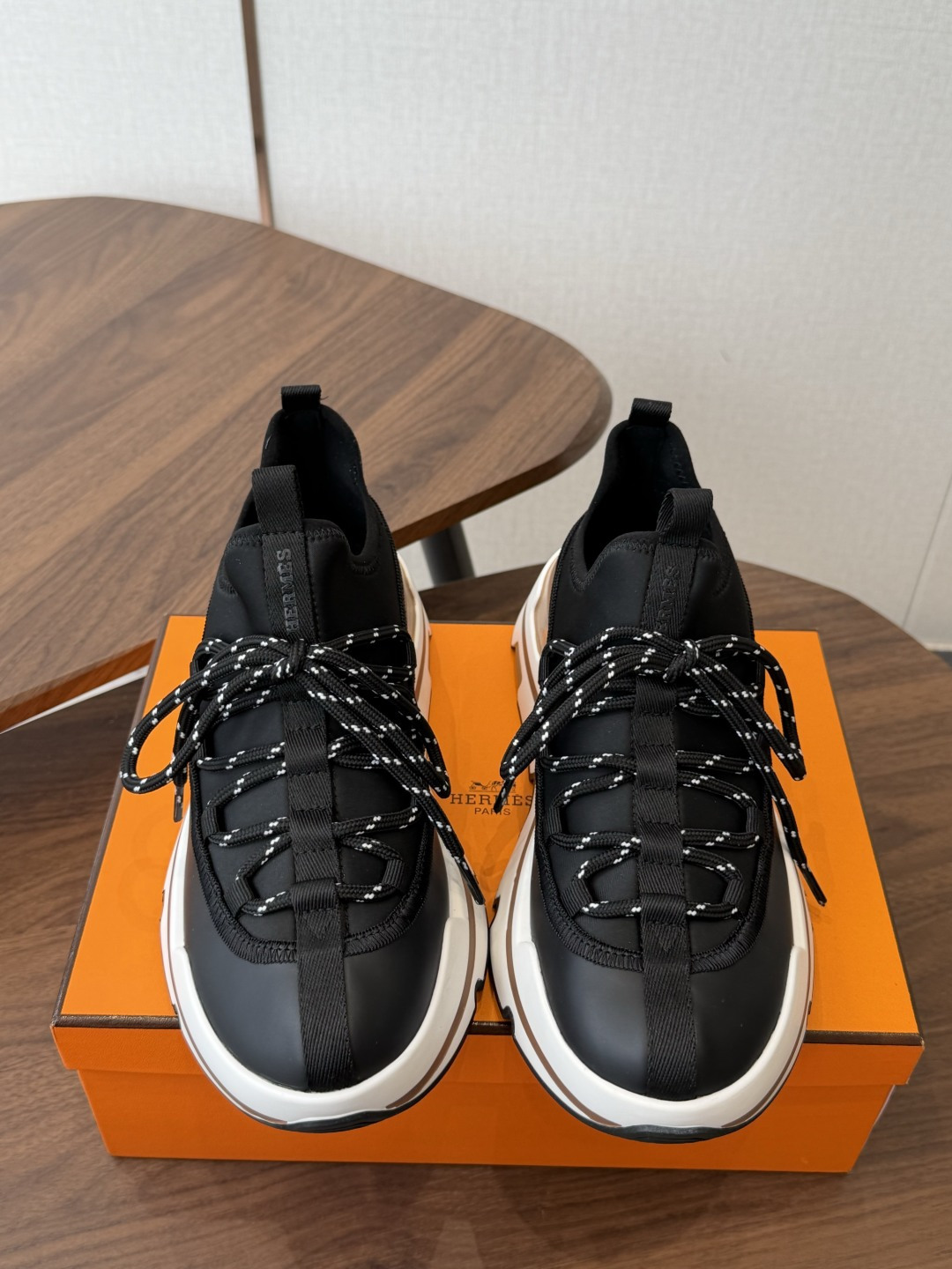 NO:901350,The overall design of Hermes sports and casual shoes is very unique. The simple body of the shoe is made of two materials, which makes the combination of personality and fashion more international. This is the aura of a big brand!  The upper is made of cowhide and elastic fabric, and the outsole is made of rubber. Every detail is just right. It is super light and comfortable on the foot, and it is versatile and versatile in various styles. It is super classy!  Men's size 39-46 (45, 46 customized), casual shoes/sports shoes, hermes, sneakers, cowhide19860909Hermes 运动休闲鞋 鞋子的整体设计非常独特,简洁的鞋身由两种材质拼接而成,将个性时尚搭配的更加国际化,这就是大牌的气场！ 鞋面是牛皮拼弹力布,大底是橡胶鞋底,每一处细节都恰到好处,上脚超级轻盈舒适,而且百搭各种风格,超级有范！ 码数男码39-46（45、46订做）,休闲鞋/运动鞋,hermes,sneakers,cowhide,Women's Shoes