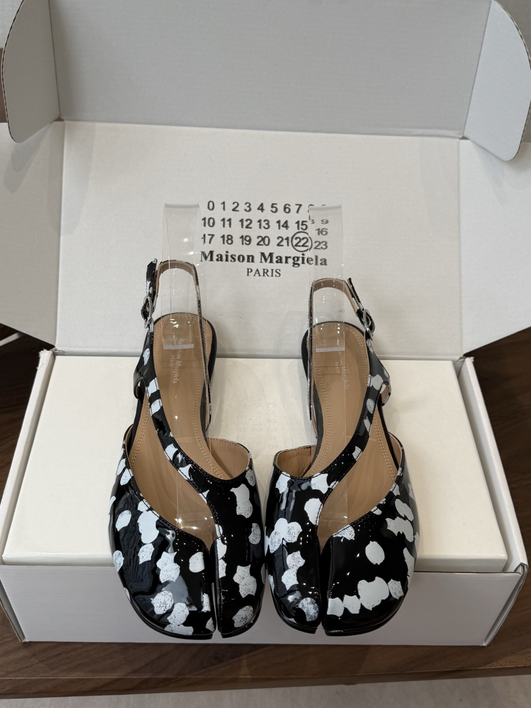 NO:901346,Maison Margiel*26ss new summer polka dot printed split-toe shoes. Printed split-toe shoes with a fashionable niche retro atmosphere. The recognizable split-toe shoe shape has neat and unique lines. The loose shoe last accommodates a variety of foot types and has a good modification effect on wide feet and fleshy feet. The various styles allow for easy putting on and taking off.  The classic black base with white dots has a unique color scheme, suitable for casual street style and retro luxury style, regardless of foot shape. Taking into account the trend and comfort of the foot, if you want a pair of personalized shoes with full recognition, this printed split-toe shoe is the first choice for daily travel. Upper cowhide leather lining leather outsole size 35-41 (customized sizes 40 and 41 are not returnable), split-toe shoes, cowhide, Leather soles19860909Maison Margiel*26ss夏季新款波点印花分趾鞋 自带时髦小众复古氛围感的印花分趾鞋,辨识度十足的分趾鞋型,鞋身线条利落别致,宽松鞋楦包容多种脚型,对宽脚、肉脚都有很好的修饰效果,多款版型兼顾穿脱便捷性. 经典黑底白点配色个性出彩,适配街头休闲风与复古轻奢风穿搭,不挑脚型.兼顾潮流调性与上脚舒适度,想要一双辨识度满满的个性单鞋,这款印花分趾鞋是日常出行的优选单品. 鞋面牛皮 内里牛皮 大底真皮大底 size35-41码（40、41码定制不退换）,分趾鞋,cowhide,Leather soles,Women's Shoes
