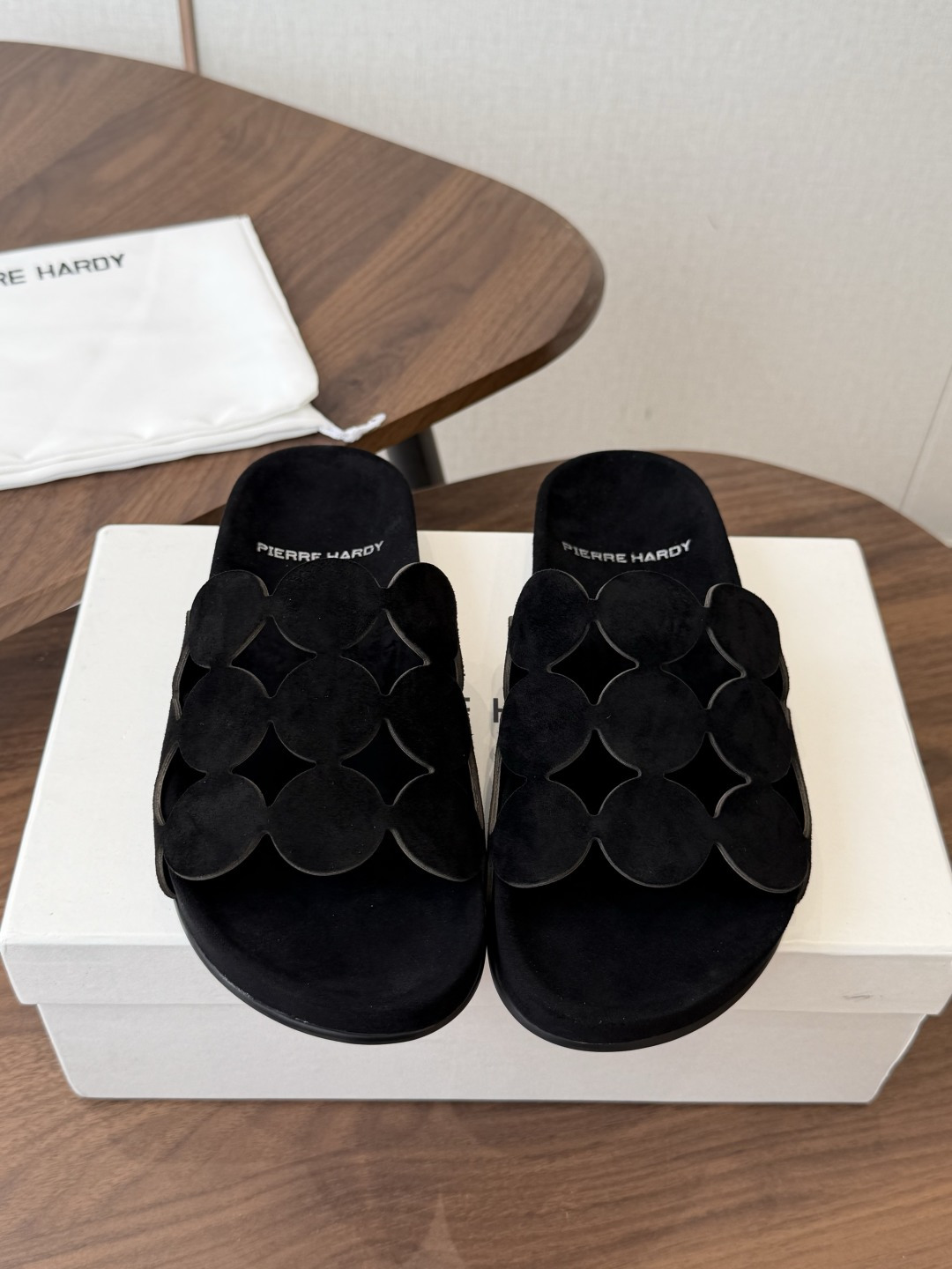 NO:901340,Pierre hardy26ss home and leisure, the same hollow beach flat-soled versatile slippers of the same style as the Internet celebrity. A simple item worth buying in spring and summer. Simple style but with its own high-end aura. Slippers are essential for daily vacations. You can bring your own aura with any combination. Upper cowhide, foot pad sheepskin, sole round version open molded water platform/rubber outsole. Size 36-40 (40 customized), slippers, slippers, cowhide, sheepskin19860909Pierre hardy26ss 居家休闲 网红同款镂空沙滩平底百搭拖鞋  春夏值得入手的简约单品简单的风格却自带高级气场的拖鞋 日常度假都是必不可少 随便搭配一下都可以自带气场出现 鞋面牛皮 垫脚羊皮 鞋底圆版开模水台/橡胶大底 码数36-40（40定制）,拖鞋,slippers,cowhide,sheepskin,Women's Shoes