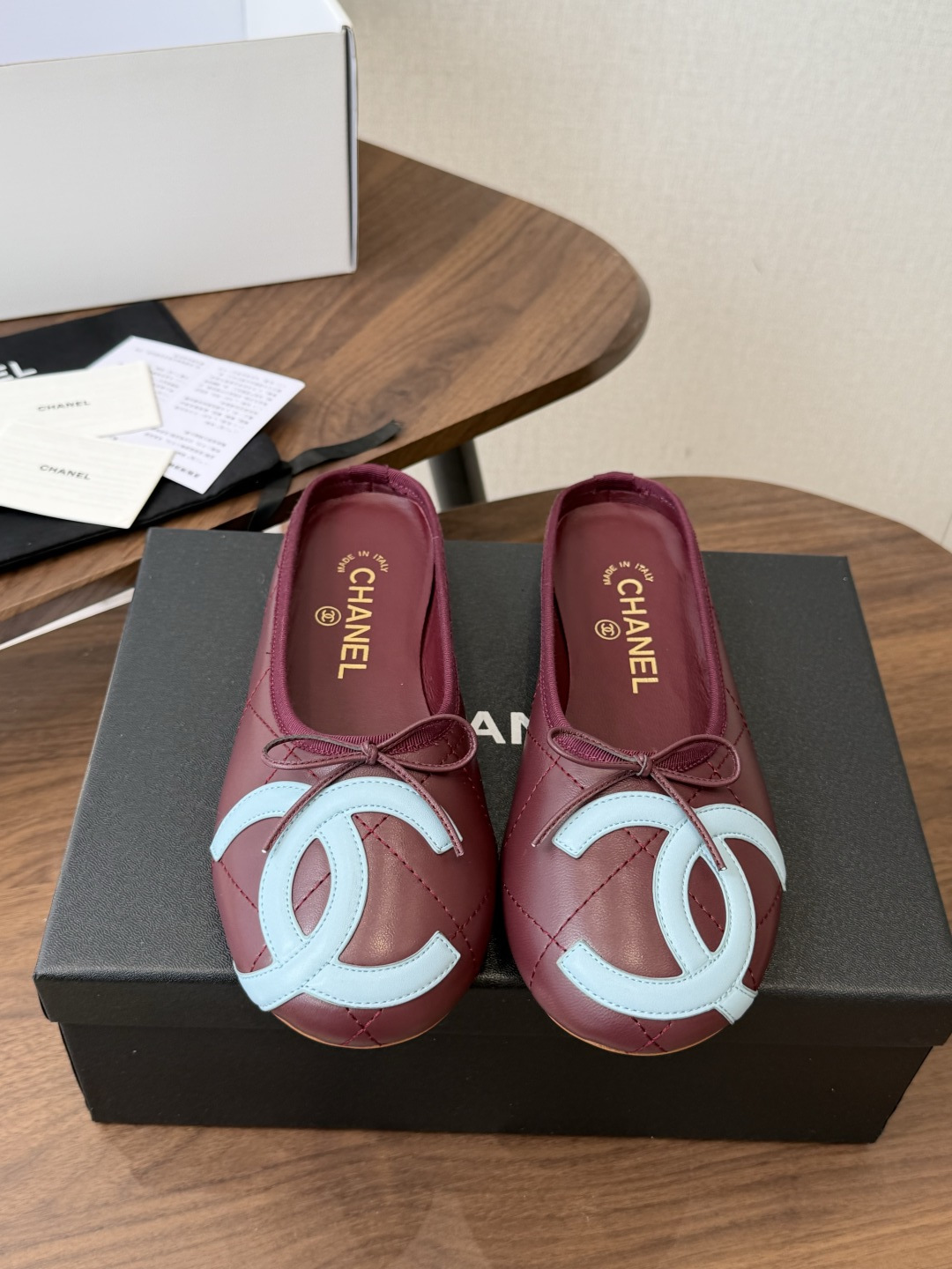 NO:901335,Chanel26ss new summer style double C toe-toe half-flop. The double-C toe-toe half-flop has a cool and luxurious atmosphere. It has a round and soft round toe shoe shape. The heelless half-flop is casual and relaxed. The lines of the shoe body are simple and neat. The shallow-mouth version accommodates various foot types. It is friendly to wide feet and fleshy feet. The lazy slip-on style is very convenient to put on and take off.  Suitable for relaxed casual style and French light luxury style, no matter the foot shape. Taking into account the elegance and comfort of the feet, if you want a pair of everyday toe-toe flip flops with a full atmosphere, this double C half-flop is the first choice for going out. Sheepskin upper, sheepskin lining, genuine leather outsole, size 35-41 (customized sizes 40 and 41 are non-returnable), half drag, chanel, sheepskin, Leather soles19860909Chanel26ss夏季新款双c包头半拖 自带清冷贵气轻奢氛围感的双C包头半拖,圆润柔和的圆头鞋型,无后跟半拖版型随性松弛,鞋身线条简约利落,浅口版型包容各种脚型,对宽脚、肉脚都很友好,懒人套脚款式穿脱十分便捷. 适配松弛休闲风与法式轻奢风穿搭,不挑脚型.兼顾优雅调性与上脚舒适度,想要一双氛围感满满的日常包头拖,这款双C半拖是出门穿搭的优选单品. 鞋面羊皮 内里羊皮 大底真皮大底 size35-41码（40、41码定制不退换）,半拖,chanel,sheepskin,Leather soles,Women's Shoes