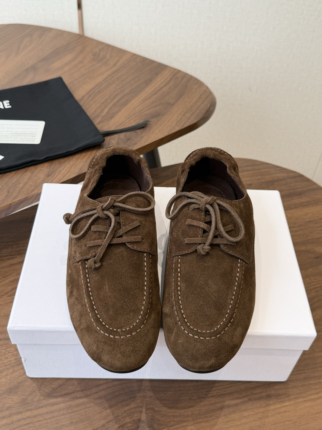 NO:901332,Celine26ss new summer pleated lace-up loafers are pleated lace-up loafers with a relaxed and lazy retro atmosphere. They have a round toe shape and an elastic pleat at the heel. The lace design is casual and casual. The lines of the shoe body are soft and loose. The shoe compartment has sufficient room to accommodate various foot types. It has a good modification effect on wide feet and fleshy feet. The slip-on style is easy to put on and take off.  Suitable for relaxed casual style and retro literary style, no matter the foot shape. Taking into account the lazy tonality and upper foot comfort, if you want a pair of everyday loafers with a full sense of atmosphere, this pleated lace-up style is the first choice for travel. The upper is high silk suede, the lining is velvet, and the outsole is rubber outsole size 35-40 (40 size customization is non-returnable), loafers, celine, loafers19860909Celine26ss夏季新款褶皱系带乐福鞋 自带松弛慵懒复古氛围感的褶皱系带乐福鞋,圆润饱满的圆头鞋型,后跟做了松紧褶皱收口,系带设计随性休闲,鞋身线条柔和宽松,鞋仓余量充足,包容各种脚型,对宽脚、肉脚都有很好的修饰效果,套脚款式穿脱便捷. 适配松弛休闲风与复古文艺风穿搭,不挑脚型.兼顾慵懒调性与上脚舒适度,想要一双氛围感满满的日常乐福鞋,这款褶皱系带款是出行穿搭的优选单品. 鞋面高丝光牛反绒 内里绒里 大底橡胶大底 size35-40码（40码定制不退换）,乐福鞋,celine,loafers,Women's Shoes