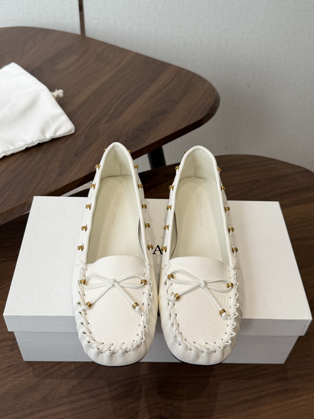 NO:901329,Wandan KHAITE handmade rivet bow loafers. This is a very complicated handmade shoe, KHAITE Known for its simple and restrained American light luxury aesthetics, these loafers continue the brand's iconic low-saturation texture and clean lines, with a relaxed and high-end daily tone. The shoe body adopts a round-toe flat bottom design, and the edges are embellished with hand-woven stitching and golden rivets. The bow decoration on the toe softens the overall outline, which is retro and recognizable. The footbed conforms to the curvature of the foot, taking into account the comfort of daily walking and the versatility of commuting scenes. Upper calfskin/fetal cowhide, lining mixed sheepskin, outsole imported Italian leather outsole, size 35-40, loafers, cowhide, sheepskin, Leather soles19860909莞产KHAITE 手工铆钉蝴蝶结乐福鞋 这是一款非常繁琐复杂的手工鞋,KHAITE 以简约克制的美式轻奢美学著称,这款乐福鞋延续了品牌标志性的低饱和度质感与利落线条,自带松弛高级的日常调性.鞋身采用圆头平底设计,边缘以手工编织缝线搭配金色铆钉点缀,鞋头处的蝴蝶结装饰柔化了整体轮廓,复古又兼具辨识度；鞋床贴合脚型弧度,兼顾日常行走的舒适感与通勤场景的百搭属性. 鞋面小牛皮/胎牛绒 内里混种羊皮 大底进口意大利真皮大底射出 尺码35-40,乐福鞋,loafers,cowhide,sheepskin,Leather soles,Women's Shoes