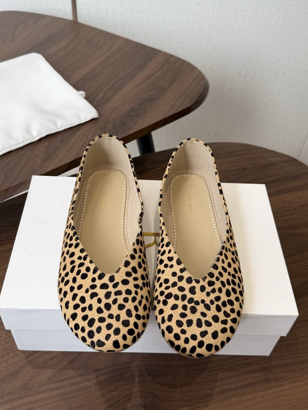 NO:901325,The Row's new square-toe shallow-mouth Mule pony hair shoes When it comes to minimalist style, Row's designs are always trustworthy, simple and comfortable. No matter how you wear them, you can wear them with a casual sense of luxury. They are really versatile! The design of the shoes seems simple, but the softness and comfort after putting them on your feet are simply intoxicating! I can responsibly say that these are the lightest and softest shoes I have worn this year. They feel as light as nothing on my feet! The design of the toe is also very interesting. The oblique square toe design is a bit cute and has a slight upward curve. Viewed from the side, the lines of the shoe are also very smooth, and the entire shoe shape looks particularly beautiful. It is really a pair of shoes that are both practical and good-looking! The upper is made of horse hair, its gloss texture and fullness have reached the extreme. This kind of leather is obtained from young cows, because the skin of young cows is more delicate, soft, and almost flawless. The texture is not comparable to ordinary leather, and the quality is revealed here. It is soft and skin-friendly like a baby's skin. At the same time, the whole cut of fetal cow down, the degree of material consumption can be imagined, and it is even more precious! The sheepskin lining is skin-friendly and soft, making it comfortable to wear barefoot. You don’t have to worry about kicking your feet or being uncomfortable. The breathability is also top-notch, so you can stay dry even in the hot summer! In short, these unlabeled simple one-strap high-heeled loafers from TheRow are really a rare and good shoe! No matter in terms of quality, comfort or design, it is impeccable! Material horse hair/sheepskin, small sheet of sheepskin lining, soft, comfortable and breathable, outsole original Italian outsole Size 35-40 (40 custom made, non-returnable), ballet shoes, loafers, sheepskin19860909The Row 新款方头浅口穆勒马毛单鞋 说到极简风格,Row家的设计总是让人信赖,简单又舒适,不管你怎么搭,都能穿出那种不经意的高级感,真的是超级百搭！ 鞋子的设计看似简单,但穿上脚后那个柔软度、舒适度简直让人陶醉！我可以负责任地说,这是我今年穿过最轻、最软的鞋子,穿在脚上就像没穿一样轻若无物！ 鞋头的设计也特别有意思,斜方头设计有点萌萌的,还带着一点点上翘的弧度,从侧面看,鞋子的线条也特别流畅,整个鞋型都显得特别优美,真的是一双既实用又好看的鞋子！ 鞋面采用马毛 其光泽度纹理和饱满度都达到了极致,这种皮革是从年幼的牛身上取得的,因为年幼的皮肤更加细腻、柔软,且几乎没有瑕疵,质感不是普通皮能比的,品质就探在这里了,柔软亲肤就像婴儿的皮肤一样,同时整张切割的胎牛绒,费料程度可想而知,更显珍贵！ 羊皮内裡亲肤又软糯,舒适感光着脚穿,也不用担心会打脚或者不舒服,透气性也是一流的,炎热的夏天穿也能保持干爽！ 总之这款TheRow同款的无标简约一字带高跟乐福鞋真的是一款不可多得的好鞋！无论是从品质、舒适度还是设计上都无可挑剔！ 面料马毛/羊皮 内裡小张副绵羊皮 柔软舒适透气 大底原版意大利大底 Size35-40（40订做不退换）,芭蕾舞鞋,loafers,sheepskin,Women's Shoes