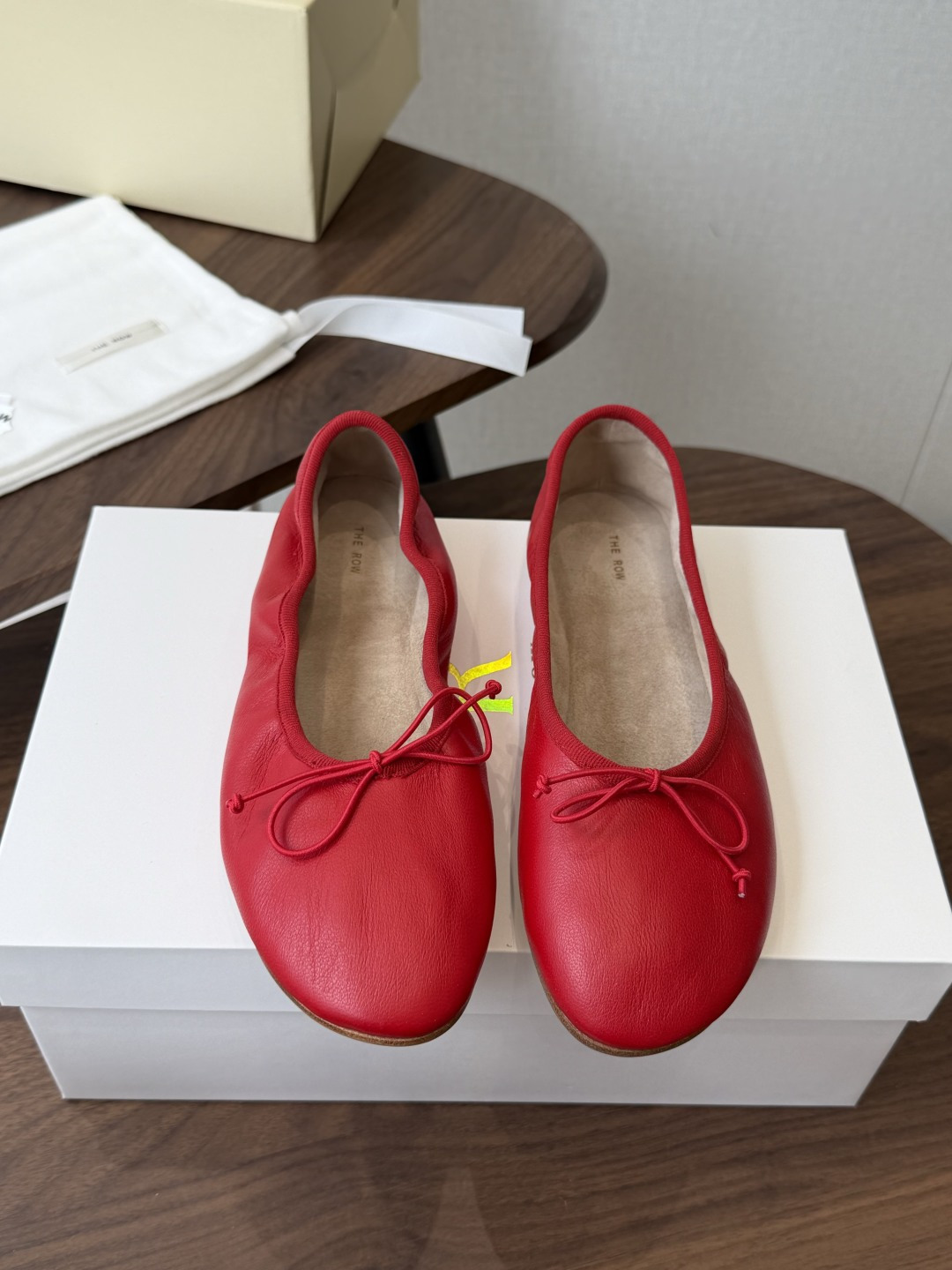 NO:901322,The row 26ss from Wanguan is a new autumn and winter bow ballet shoe. It is said that these are the most beautiful ballet shoes of the year. They have French elegance online, high-end and fashionable, salty or sweet, artistic and temperamental!  A piece that can be worn in all seasons, with buckle design, easy to wear and good-looking, a global classic by Feng Mo. The soft and delicate sheepskin fabric makes this ballet immediately unique and very textured. The fabric is imported high-quality sheepskin and the lining is soft sheepskin. Outsole: Italian genuine leather outsole Size: #35-40 (customized for 40 days, non-refundable), ballet shoes, sheepskin, Leather soles19860909莞产the row 26ss 秋冬季新款 蝴蝶结 芭蕾舞 单鞋 据说这是本年度最美丽的芭蕾舞 奶奶鞋,法式优雅气质在线、高级又时髦,可盐可甜,文艺又气质！ 四季可穿的单品,挂扣设计,好穿又好看,风魔全球经典著作,柔软细腻羊皮面料让这款芭蕾舞 立马变得与众不同,非常的有质感. 面料进口优质羊皮 内里垫脚柔软羊皮 大底: 意大利真皮大底 Size:#35-40(40定做不退换）,芭蕾舞鞋,sheepskin,Leather soles,Women's Shoes