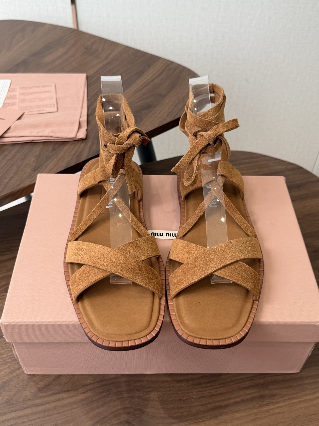NO:901318,MiuMiu Miu Miu 26ss fairy simple style flat sandals are versatile in summer. They are comfortable and easy to wear. They look white on the feet. They look good no matter how you wear them. They are the favorite of fashionistas this summer. They are the most popular flat sandals in the world. They appear on the covers of major fashion magazines and are worn by celebrities and Xiaohongshu bloggers. They are the best choice for matching with long skirts and hot pants. You will not regret it if you close your eyes. Developed one-to-one from the original version (ZP developed the shoe shape and details in place)  Upper imported first-layer cowhide, lining cowhide, outsole Italian imported genuine leather outsole Size 35-40 (40.41 custom-made, non-returnable), sandals, miumiu, sandals, skirts, cowhide, Leather soles19860909MiuMiu缪缪 26ss仙女简约风平底凉鞋 夏季百搭款 舒适又好穿,上脚显白 怎么穿都好看,今夏时髦精最爱 全球最火平底凉鞋, 出现在各大时装杂志封面·各路明星、小红书博主着用～搭配长裙、热裤的不二选择,闭眼入都是不会后悔 原版一比一开发（ZP开发鞋型、细节到位） 鞋面进口头层牛皮 内里牛皮 大底意大利进口真皮大底 Size35-40（40.41订做不退换）,凉鞋,miumiu,sandals,skirts,cowhide,Leather soles,Women's Shoes