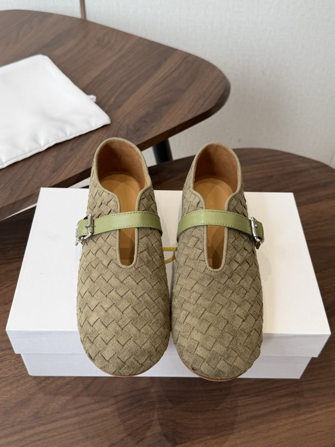 NO:901312,The Row 26ss new spring and summer single shoe with woven upper. This is an improvement on the classic Row model. The sole is thickened by one-third, which makes the foot feel much more comfortable. The sole of the foot is visually wider, making it more relaxed and more friendly to wide feet!  Instagram bloggers have the most outfits!  Sure enough, it has to be Therow for the looseness. It’s very nice and comfortable. I took a look and confirmed that I like it very much. Upper imported sheepskin, sheepskin foot pads, outsole imported original outsole Size #35-40 (40 customized, non-returnable), single shoes, sheepskin19860909The Row 26ss 春夏新款 单鞋编织鞋面 这款是row经典款的改良,鞋底加厚,了三分之一,脚感会舒适不少,脚掌视觉上加宽了,更具松弛感,对宽脚越加友好！ ins博主穿搭最多！果真松弛感还得是 Therow,很好看心 舒适度都很好 看了一眼 确认很喜欢的那种. 鞋面 进口羊皮 羊皮垫脚 大底进口原版大底 Size#35-40（40 定制不退换）,单鞋,sheepskin,Women's Shoes