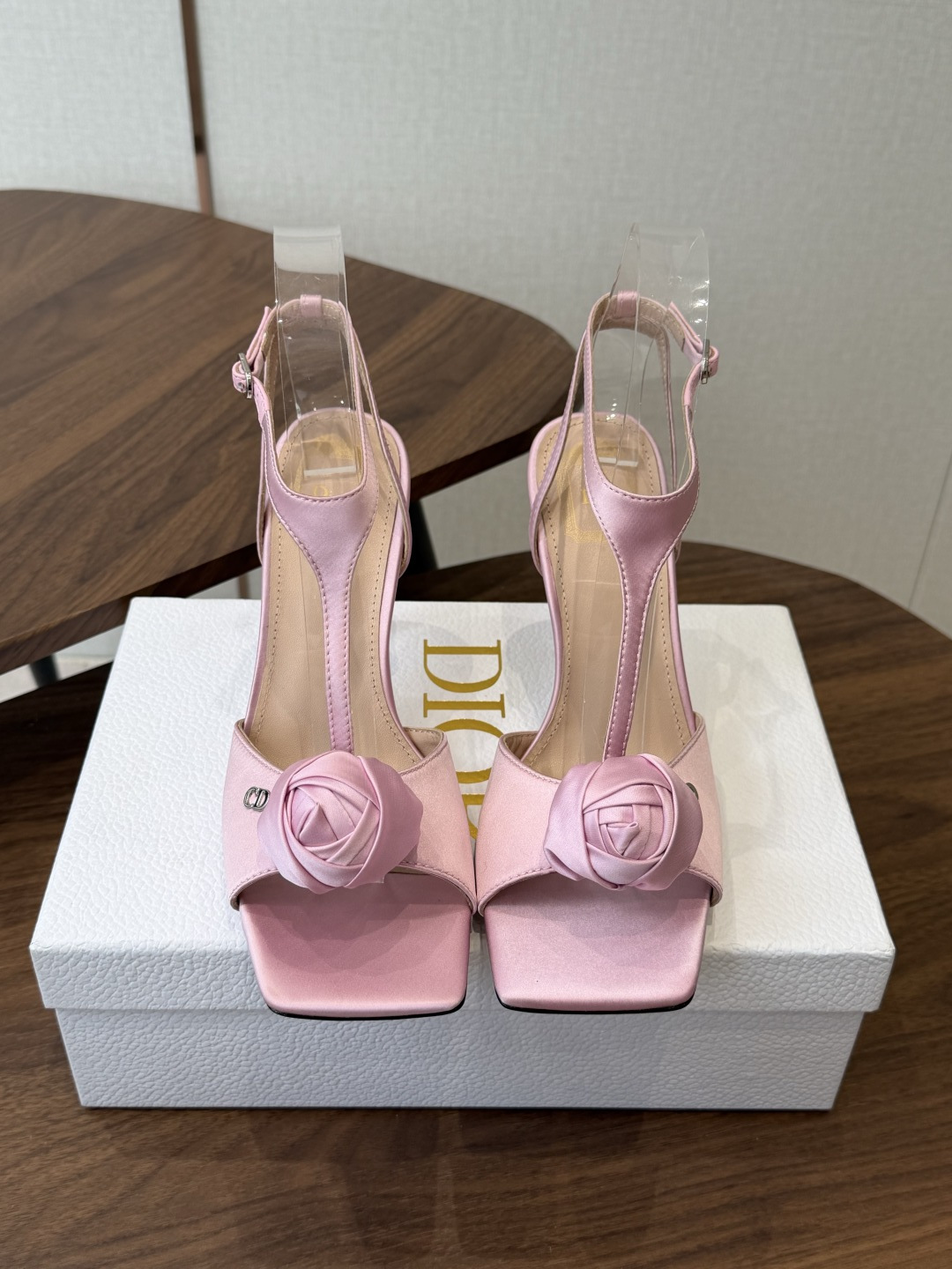 NO:901306,Dior Dior 26ss latest catwalk model D-Bow slingback sandals with heel, classic CD letter buckle flower open toe fish mouth sandals, rose silk satin T-shaped back strap high heel sandals, these rose high heel sandals are also very romantic!  Handmade satin roses are embellished on the toes, the petal texture is delicate and lifelike, and it comes with a soft-focus filter, which is exquisite and unobtrusive. The square toe design is gentle and slimming, and the slender heel curve fits the arch of the foot. It walks steadily with aura and is light and comfortable on the foot. Available in multiple colors, whether it is a date or an important occasion, you can easily create a high-end atmosphere, noble and gentle!  Silk satin upper, sheepskin lining, Italian genuine leather outsole, heel height 8.5cm, size 35-39 (40.41 custom made, non-refundable), high heels sandals, dior, dior, sandals, high heels, sheepskin, real silk, silk fabric, Leather soles19860909Dior迪奥26ss最新走秀款 D-Bow带跟露跟凉鞋 经典CD字母扣花朵露趾鱼嘴凉鞋玫瑰花真丝缎面T字后袢带高跟凉鞋 这款玫瑰高跟凉鞋也太懂浪漫了！手工缎面玫瑰缀于鞋头,花瓣纹理细腻逼真,自带柔焦滤镜,精致又不张扬.方头设计温柔显脚瘦,细跟弧度贴合足弓,走路稳得自带气场,上脚轻盈舒适.多色可选,无论是约会还是重要场合,都能轻松拿捏高级氛围感,自带贵气又温柔！ 鞋面真丝绸缎面 内里垫脚羊皮 鞋底意大利真皮大底 跟高8.5cm 码数35-39（40.41定做不退换）,高跟鞋凉鞋,dior,dior,sandals,high heels,sheepskin,real silk,silk fabric,Leather soles,Women's Shoes