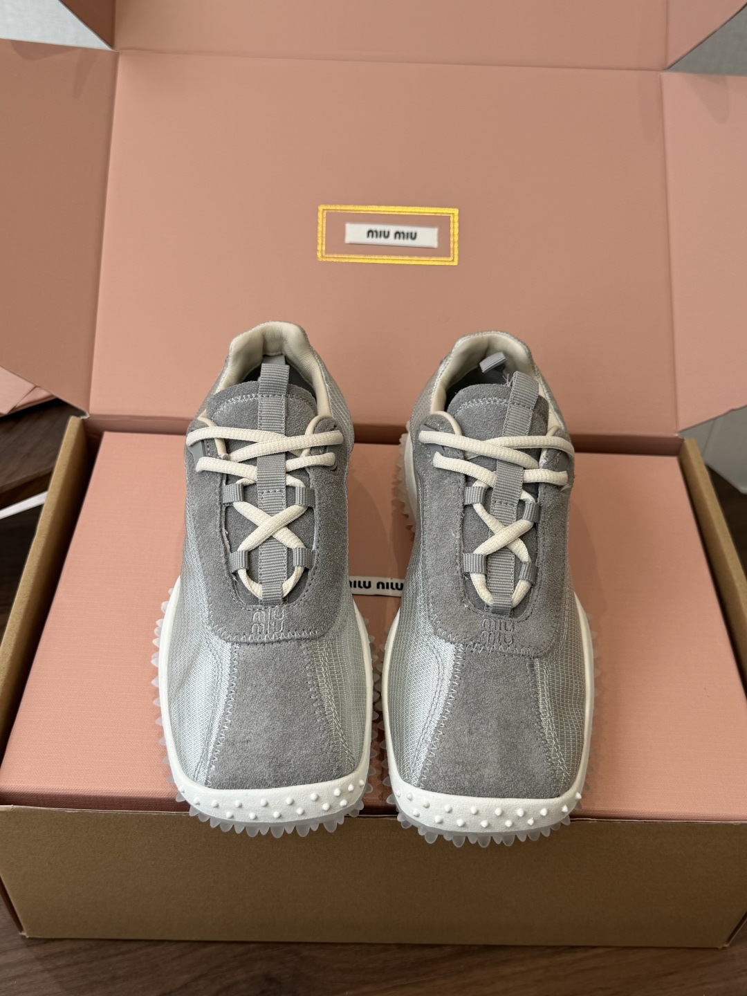 NO:901302,Miu Miu26ss new summer splicing De Xun sneakers come with a retro relaxed and casual splicing De Xun sneaker, neat and simple low-top shoe shape, contrasting color splicing design with clear layers, smooth and neat shoe body lines, wide footbed to accommodate various foot types, friendly to wide and thick feet, and lace-up style for easy on and off.  Suitable for retro casual style and daily relaxed style, no matter the foot shape. Taking into account the retro style and upper foot comfort, if you want a pair of simple and elegant casual sports shoes, these stitched De Xun Forrest Gump shoes are the first choice for daily wear. The upper is cow suede/cloth, the lining is sheepskin, and the TPU outsole is size 35-41 (customized sizes 40 and 41 are not returnable)  Heel height 3.5cm, casual shoes/sports shoes, miumiu, sneakers, sheepskin19860909Miu Miu26ss夏季新款拼接德训运动鞋 自带复古松弛休闲氛围感的拼接德训,利落简约的低帮鞋型,撞色拼接设计层次分明,鞋身线条流畅利落,宽版鞋床包容各类脚型,对宽脚、厚脚都很友好,系带款式穿脱便捷省心. 适配复古休闲风与日常松弛风穿搭,不挑脚型.兼顾复古调性与上脚舒适度,想要一双简约大气的休闲运动鞋,这款拼接德训阿甘鞋是日常穿搭的优选单品. 鞋面牛反绒/布 内里羊皮 大底TPU大底 size35-41码（40、41码定制不退换） 跟高3.5cm,休闲鞋/运动鞋,miumiu,sneakers,sheepskin,Women's Shoes