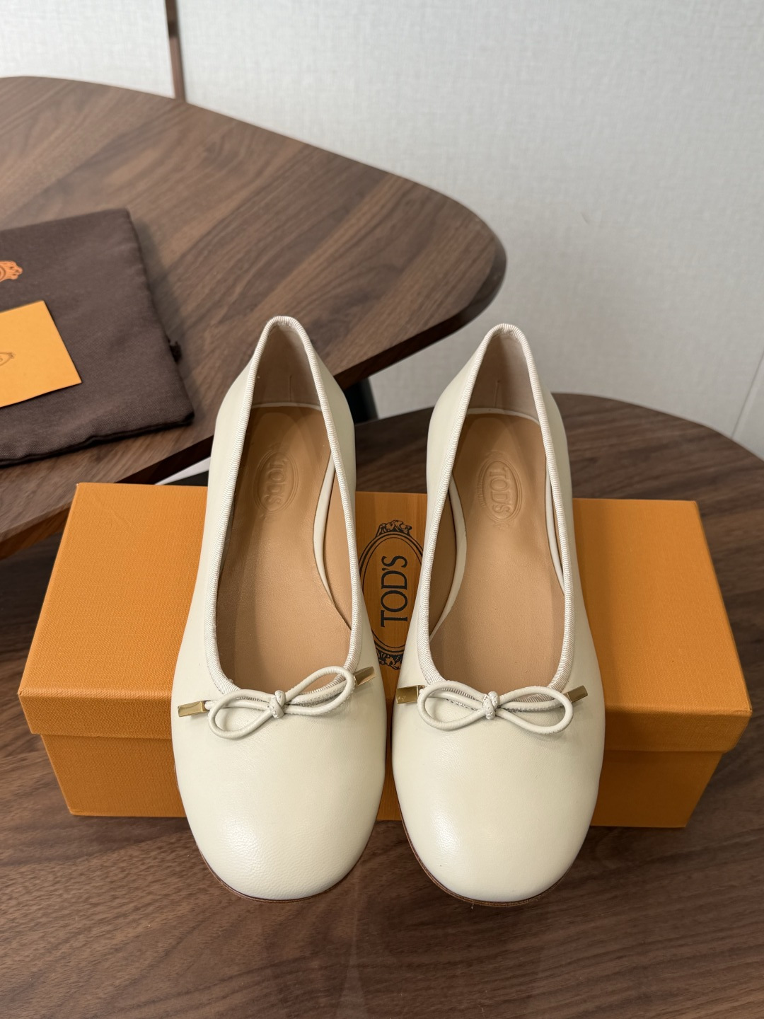 NO:901336,TODS26ss summer new style round toe bow flat ballet shoes. These round toe bow flat ballet shoes have a gentle and relaxed French atmosphere. They have a round and plump round toe shape. The toe is decorated with exquisite small bow accessories. The overall style is simple and soft. The upper is made of fine soft leather. The flat bottom version has smooth and natural lines. The shoe compartment is loose and tolerant. It can be easily adapted to various foot types. The multiple color options can easily adapt to a variety of wearing styles.  Regardless of skin color or outfit, it can be perfectly matched whether it is casual style, commuter style or gentle French style. Taking into account the appearance, comfort and practicality, if you want a pair of soft, easy-to-wear, versatile flat shoes for daily use, these bow ballet shoes are definitely a must-have item in your shoe cabinet. Sheepskin upper, sheepskin lining, Italian genuine leather outsole, size 35-40 (40 size customization is non-returnable), ballet shoes, Tod's, sheepskin, Leather soles19860909TODS26ss夏季新款圆头蝴蝶结平底芭蕾单鞋 自带温柔松弛法式氛围感的圆头蝴蝶结平底芭蕾单鞋,圆润饱满的圆头鞋型,鞋头点缀精致小蝴蝶结配饰,整体版型简约柔和,鞋面采用细腻软皮打造,平底版型线条流畅自然,鞋仓空间宽松包容,各种脚型都能轻松适配,多色调选择轻松适配多种穿搭风格. 不挑肤色不挑穿搭,无论是休闲风、通勤风还是温柔法式风都能完美搭配.兼顾颜值舒适度与实穿性,想要一双柔软好穿、日常百搭的平底单鞋,这款蝴蝶结芭蕾鞋绝对是鞋柜必备单品. 鞋面羊皮 内里羊皮 大底意大利真皮大底 size35-40码（40码定制不退换）,芭蕾舞鞋,Tod's,sheepskin,Leather soles,Women's Shoes