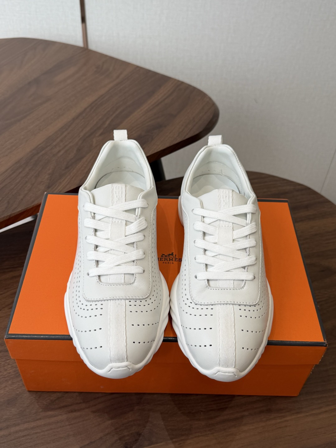 NO:901333,Men's Hermes jet series suede sneakers, couples model, are simply the perfect companion for daily commuting and leisure time all year round!  The shoe shape is designed according to the original version. It is very tolerant, comfortable, light and non-picky. It is simple and versatile, especially the classic H logo on the side. People can recognize it at a glance as a Hermès masterpiece and show your extraordinary taste. The upper is made of original customized imported first-layer suede, which is a heavy material regardless of cost!  After repeated fine polishing by craftsmen, the leather surface presents a delicate and smooth velvet texture, which is light and comfortable to the touch. It is extremely breathable and wear-resistant, giving you a retro and modern charm with every step you take. The toe part is designed to be round and full, neither too sharp and abrupt nor too bulky. It modifies the foot shape just right and makes your feet look more slender and slender.  The mark thread stitching on the toe is made of high-quality mark thread from Malaysia, and the stitching is fine and even, which not only enhances the firmness and durability of the toe, but also plays a decorative role and improves the overall aesthetics. The design of the heel part is even more considerate, with pleated elastic design and thickened soft foam, which feels elastic and soft, as if walking on the clouds. This design not only effectively reduces the possibility of foot grinding, but also prevents the heel from falling off, making you walk more confidently and steadily.  The sheepskin lining is used to cushion the feet, which is comfortable and soft to the touch, and fits the feet like a second layer of skin. Wearing it, you no longer have to worry about stuffy feet and smelly feet. What’s more worth mentioning is that the mid-layer is also made of leather and has an exclusive code!  This is a detail that many market versions cannot achieve, which is enough to prove its high quality and uniqueness. It is particularly flexible, can withstand bending and recover quickly, and does not deform after being worn for a long time. It is comfortable and light when walking, and does not feel stiff. The main thing is lightness and comfort. The soft sole and soft surface enhance the feeling of the foot, making every step like you are walking on the clouds.  The sole is made of the original open-molded non-slip rubber outsole. The anti-slip texture design doubles the friction, making it comfortable, wear-resistant and practical. It can be easily handled by you whether it is daily commuting or leisure time. In short, Hermes' jet series suede sports shoes can get full marks in terms of appearance and comfort!  It is an excellent choice for your daily commuting and leisure time all year round, allowing you to show your unique fashion charm anytime and anywhere. Material information Fabric; original customized imported first-layer suede, imported soft sheepskin lining, original open-molded non-slip rubber sole material19860909男Hermes爱马仕的jet系列麂皮运动鞋,情侣款 简直就是一年四季日常通勤、休闲时光的绝佳伴侣！ 鞋子按照原版打版调试的鞋型,整体包容性强 上脚舒适轻便不挑脚,简约大气又百搭,特别是侧边的经典H侧标志,让人一眼就能认出这是爱马仕的杰作,彰显你的不凡品味. 鞋面采用的是原版定制的进口头层麂皮,这种材料可是不计成本的重磅用料哦！经过工匠们的反复精细打磨处理,皮面呈现出细腻而柔滑的绒毛质感,触感轻盈舒适,穿着起来透气性极佳,还耐磨损,让你每一步都散发出复古摩登的韵味. 鞋头部分设计得圆润饱满,既不会过于尖锐显得突兀,也不会过于笨重,恰到好处地修饰了脚型,让你的脚部看起来更加纤细修长. 鞋头上的马克线锁边,采用的是大马家优质马克线紧密缝制,针脚细密均匀,既增强了鞋头的牢固度与耐用性,又起到了装饰作用,提升了整体的美观度. 后跟部分的设计更是贴心,褶皱松紧设计加上填充加厚的软泡,触感Q弹软糯,仿佛云端漫步.这样的设计不仅有效降低了磨脚的可能性,还能防止掉跟,让你走路更加自信稳健. 羊皮内里垫脚,触感舒适柔软,仿佛第二层肌肤般贴合脚部.穿上它,再也不用担心闷脚、脚臭的问题了.更值得一提的是,中底层也是皮里的,而且还有专属编码！这可是很多市场版本都做不到的细节哦,足以证明它的高品质与独特性. 柔韧性特别好,耐弯折恢复迅速,久穿不变形.走路时舒适轻盈,不板脚,主打的就是轻便舒适.软底软面的做法更是加持了脚感,让你每一步都如同行走在云端之上. 鞋底采用的是原版开模防滑橡胶大底,防滑纹理设计加持摩擦力加倍,上脚舒适耐磨又实穿,无论是日常通勤还是休闲时光,都能让你轻松应对. 总之,Hermes爱马仕的jet系列麂皮运动鞋,无论是从颜值还是舒适度上,都可以打满分！它是你一年四季日常通勤、休闲时光的绝佳选择,让你随时随地都能展现出独特的时尚魅力. 材质信息 面料；原版定制进口头层麂皮 内里进口柔软羊皮 鞋底原版开模防滑橡胶材质 Size#女35-40（40订做不退换） #男39-46（46订做不退换）,休闲鞋/运动鞋,hermes,hermes,sneakers,sheepskin,chamois leather,Women's Shoes