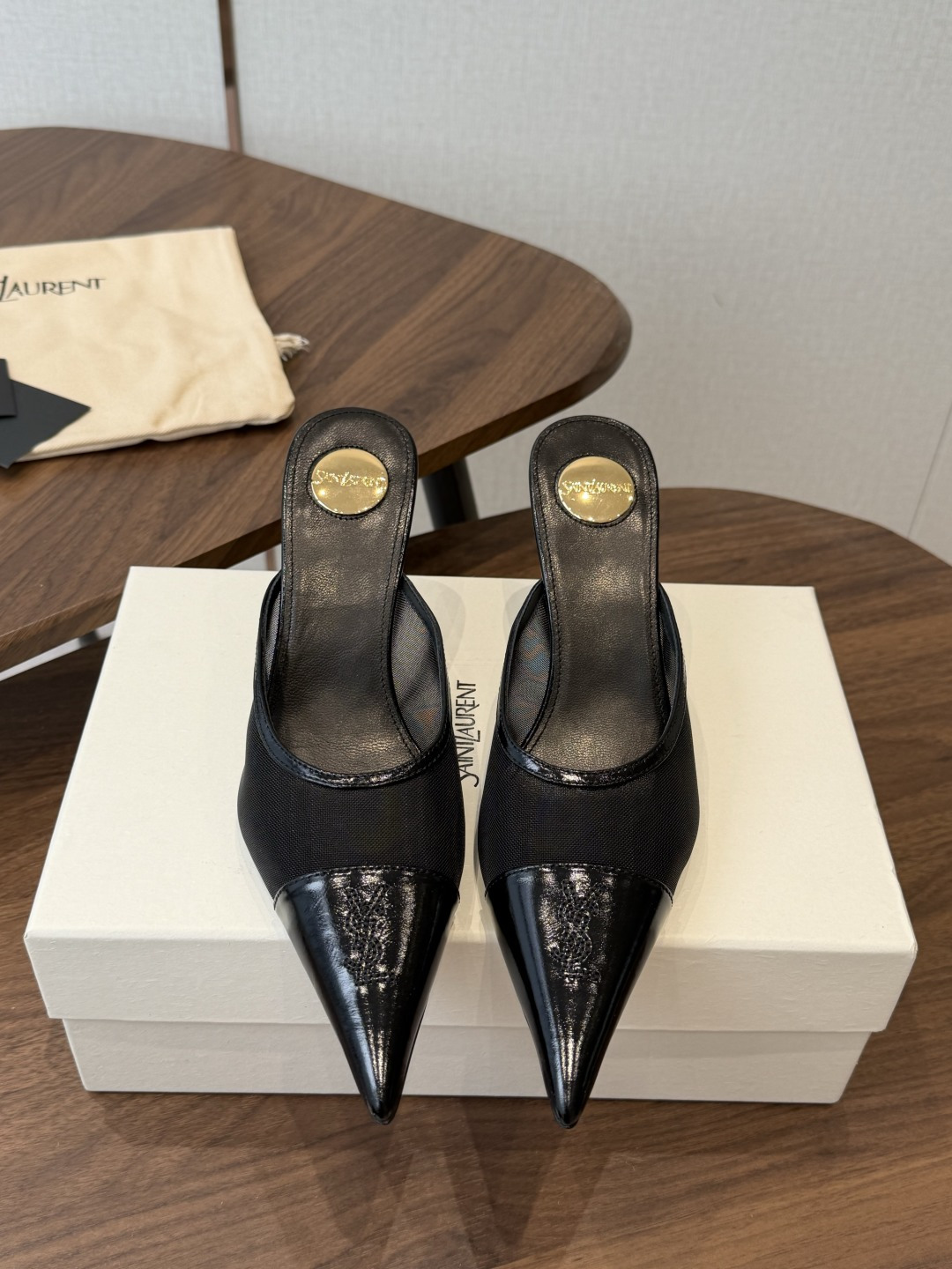 NO:901330,Saint Laurent YSL new summer style pointed toe embroidered mesh stiletto sandals. Pointed toe embroidered back empty stiletto sandals with a light and luxurious cool atmosphere. The slender and sharp pointed toe shoe shape is matched with a thin back strap design. The embroidered logo on the toe enhances exquisite recognition. The slender high heel balances high aura and walking balance.  Suitable for all commuting, dress, and minimalist outfits in the wardrobe, regardless of skin color, taking into account the noble appearance and daily practicality. If you want a pair of elegant high heels with a cool and luxurious atmosphere, versatile and durable, this series of pointed toe embroidered back empty stiletto sandals are a must-have item for the shoe cabinet atmosphere. Upper cowhide/mesh Lining sheepskin outsole Italian leather outsole size 35-41 (customized sizes 40 and 41 are not returnable)  Heel height 7.5cm, half drag high heels, saint laurent, saint laurent, sandals, high heels, cowhide, sheepskin, Leather soles19860909Saint LaurentYSL夏季新款尖头刺绣拼接网纱细跟凉鞋 自带轻奢冷艳氛围感的尖头刺绣后空细跟凉鞋,修长锐利尖头鞋型搭配细款后绊带设计,鞋头刺绣标识提升精致辨识度,纤细高跟兼顾高挑气场与行走平衡度. 适配衣柜里所有通勤、礼服、极简穿搭,不挑肤色,兼顾显贵颜值与日常实穿性,想要一双兼具冷艳轻奢氛围感、百搭耐看的气质高跟,这款尖头刺绣后空细跟凉鞋系列是鞋柜氛围感刚需单品. 鞋面牛皮/网 内里羊皮 大底意大利真皮大底 size35-41码（40、41码定制不退换） 跟高7.5cm,半拖高跟鞋,saint laurent,saint laurent,sandals,high heels,cowhide,sheepskin,Leather soles,Women's Shoes