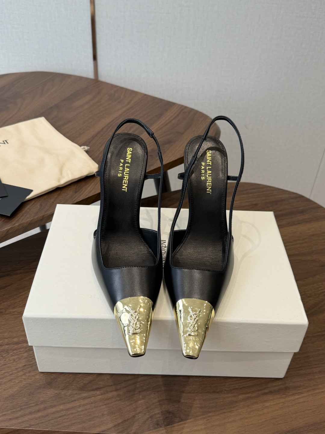 NO:901320,Saint Laurent YSL's new summer metal pointed toe back hollow stiletto sandals are metal pointed toe hollow back stiletto sandals with a retro cool and noble atmosphere. The neat and slender pointed toe shoe shape is matched with a metal carved toe patch. The slim strap has a back hollow design and an adjustable buckle to fit the ankle. The neat stiletto heel combines high aura and smooth walking. It adapts to the needs of all scenes. The thin strap adjustment design is suitable for ankles of various thicknesses.  Suitable for commuting, dress, minimalist, and retro colors in the wardrobe, regardless of skin color, taking into account the noble appearance and daily practicality. If you want a pair of high heels with a cool, light and luxurious atmosphere, versatile and durable, this series of metal pointed toe hollow stiletto sandals are a must-have item for the shoe cabinet atmosphere. The upper is cowhide, the lining is sheepskin, and the outsole is Italian leather. Sizes 35-41 (customized sizes 40 and 41 are not returnable)  Heel height 10.5cm, high heels sandals, saint laurent, saint laurent, sandals, high heels, cowhide, sheepskin, Leather soles19860909Saint LaurentYSL夏季新款金属尖头后空细跟凉鞋 自带复古冷调贵气氛围感的金属尖头后空细跟凉鞋,利落修长尖头鞋型搭配金属雕花鞋头饰片,纤细细带后空设计可调节扣带贴合脚踝,利落细高跟兼顾高挑气场与行走平稳度,全场景适配穿搭需求,细带调节设计适配各类粗细脚踝. 适配衣柜里通勤、礼服、极简、复古各类色系穿搭不挑肤色,兼顾显贵颜值与日常实穿性,想要一双兼具冷调轻奢氛围感、百搭耐看的气质高跟,这款金属尖头后空细跟凉鞋系列是鞋柜氛围感刚需单品. 鞋面牛皮 内里羊皮 大底意大利真皮大底 size35-41码（40、41码定制不退换） 跟高10.5cm,高跟鞋凉鞋,saint laurent,saint laurent,sandals,high heels,cowhide,sheepskin,Leather soles,Women's Shoes