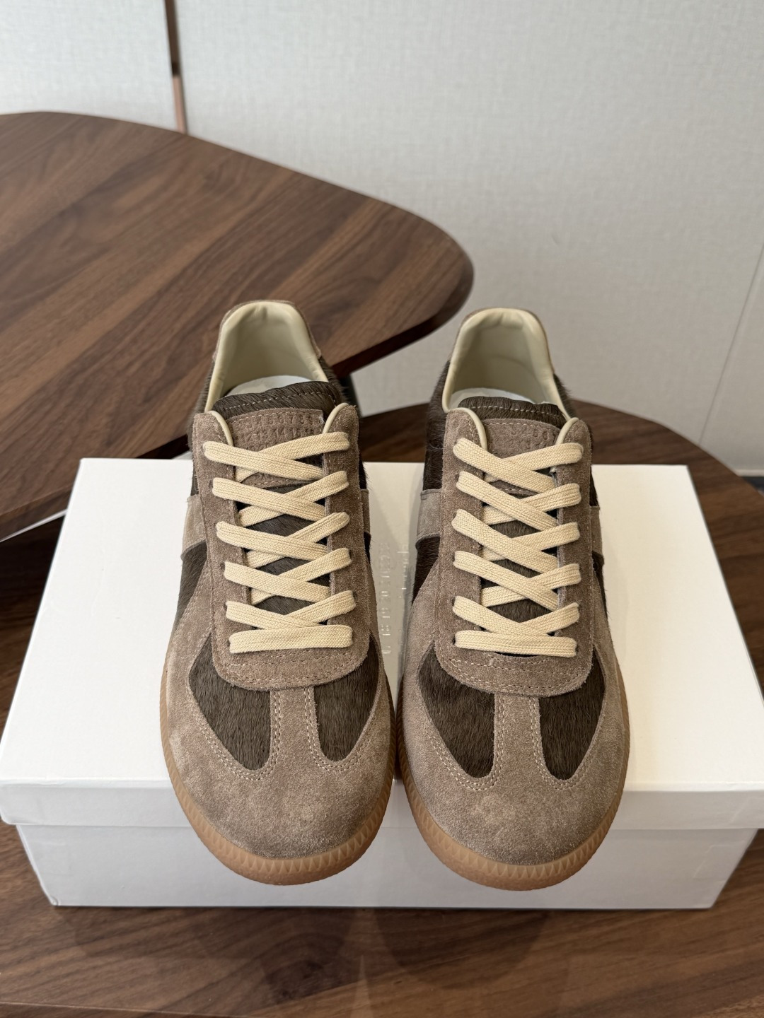 NO:901315,MaisonMargiela MM6 Margiela Couple Model Inkjet Graffiti Canvas Moral Training Shoes Casual Sports Shoes Original Purchase Development Manufacturing Genius Designer Brand, a Light Luxury Brand This German training shoe continues the classic T-shaped leather splicing design. It has been carefully improved by the design team many times, just to let you experience the most original military taste.  Material Special material/cloth surface, soft and delicate characteristics combined with fashionable cloth surface, making it extremely soft and comfortable, while maintaining good breathability ~ Comfort and texture go hand in hand, easy to wear in any season. Fabric original custom-made imported cowhide + horse hair lining imported soft sheepskin lining. Outsole original molded rubber material. Bottom thickness 2.5CM. Size female 35-40 / male 39-45 (female 40).  Men's 45 (custom-made, non-refundable), casual shoes/sports shoes, masion margiela, masion margiela, sneakers, cowhide, sheepskin19860909MaisonMargiela MM6 马吉拉 情侣款 喷墨 涂鸦 帆布 德训鞋 休闲 运动鞋 原版购入开发 做货 鬼才设计师品牌,一个轻奢品牌 这一款德国训练鞋延续了经典的T形真皮拼接设计,经过设计团队多次的精心改良,只为让您体验最原始的军旅味道 材质特殊材料/布面,柔软细腻的特点与时尚潮流的布面相结合,使其既有超高的柔软舒适度,又同时保持不错的透气性能~舒适与质感并行,轻松驾驭四季穿着任何搭配 面料原版定制进口牛皮+马毛内里进口柔软羊皮里 大底原版开模橡胶材质 底厚2.5CM Size女款35-40 / 男款39-45（女40 男45订做不退换）,休闲鞋/运动鞋,masion margiela,masion margiela,sneakers,cowhide,sheepskin,Women's Shoes