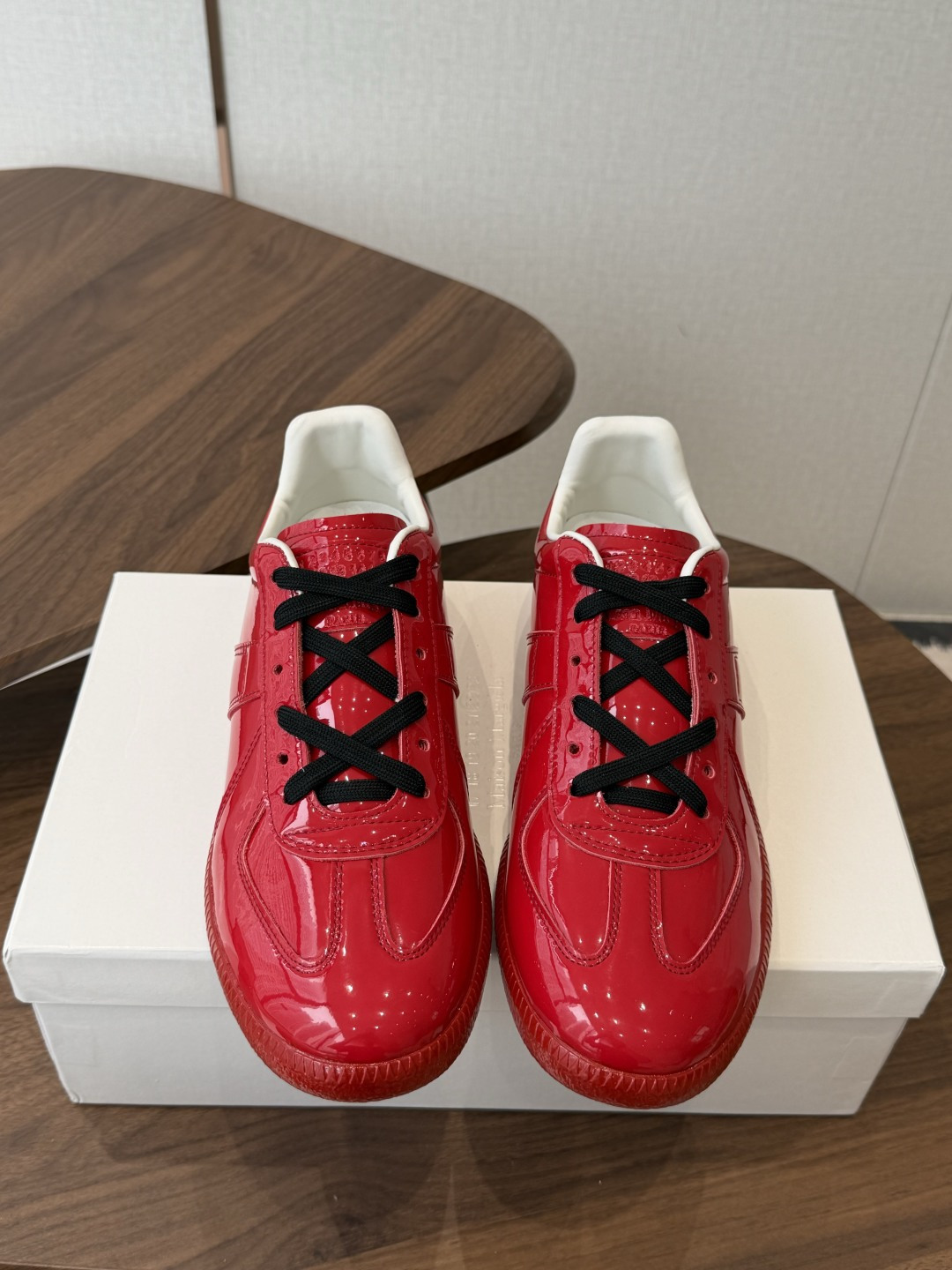 NO:901310,MaisonMargiela MM6 Margiela Couple Model Inkjet Graffiti Canvas Moral Training Shoes Casual Sports Shoes Original Purchase Development Manufacturing Genius Designer Brand, a Light Luxury Brand This German training shoe continues the classic T-shaped leather splicing design. It has been carefully improved by the design team many times, just to let you experience the most original military taste.  Material Special material/cloth surface, soft and delicate characteristics combined with fashionable cloth surface, making it extremely soft and comfortable while maintaining good breathability ~ Comfort and texture go hand in hand, making it easy to wear any combination in all seasons. Fabric Original custom-made imported cowhide. Lining imported soft sheepskin. Outsole original molded rubber material. Bottom thickness 2.5CM. Size women's 35-40 / men's 39-45 (women's 40).  Men's 45 (custom-made, non-refundable), casual shoes/sports shoes, masion margiela, masion margiela, sneakers, cowhide, sheepskin19860909MaisonMargiela MM6 马吉拉 情侣款 喷墨 涂鸦 帆布 德训鞋 休闲 运动鞋 原版购入开发 做货 鬼才设计师品牌,一个轻奢品牌 这一款德国训练鞋延续了经典的T形真皮拼接设计,经过设计团队多次的精心改良,只为让您体验最原始的军旅味道 材质特殊材料/布面,柔软细腻的特点与时尚潮流的布面相结合,使其既有超高的柔软舒适度,又同时保持不错的透气性能~舒适与质感并行,轻松驾驭四季穿着任何搭配 面料原版定制进口牛皮 内里进口柔软羊皮里 大底原版开模橡胶材质 底厚2.5CM Size女款35-40 / 男款39-45（女40 男45订做不退换）,休闲鞋/运动鞋,masion margiela,masion margiela,sneakers,cowhide,sheepskin,Women's Shoes