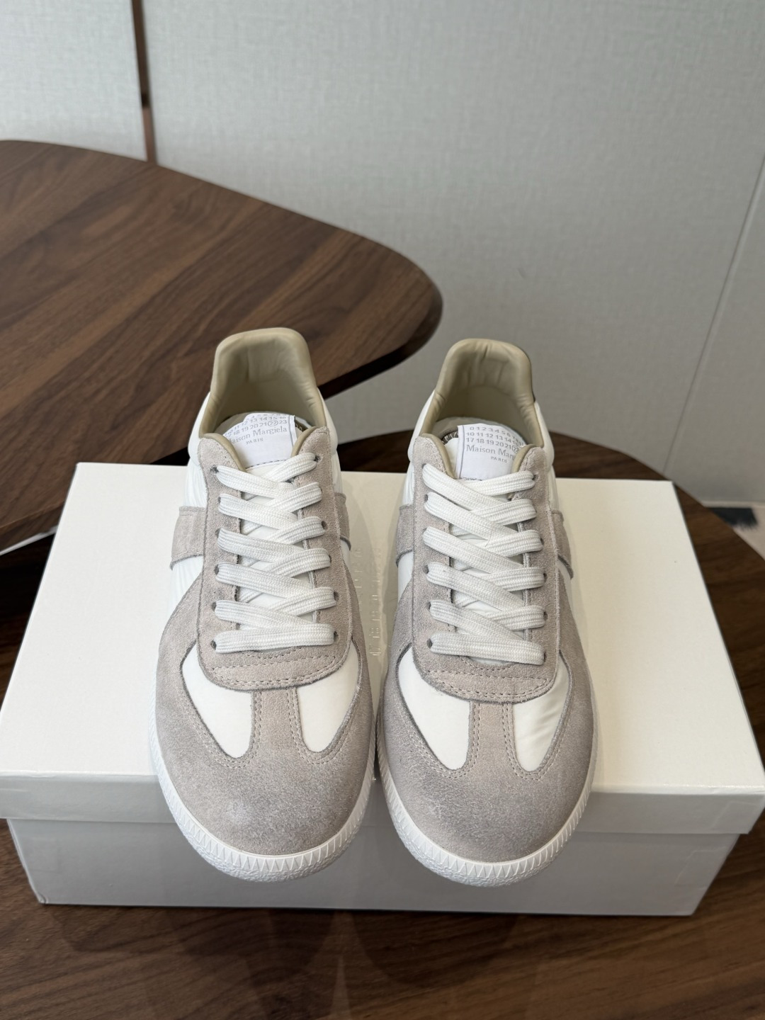 NO:901301,MaisonMargiela MM6 Margiela Couple Model Inkjet Graffiti Canvas Moral Training Shoes Casual Sports Shoes Original Purchase Development Manufacturing Genius Designer Brand, a Light Luxury Brand This German training shoe continues the classic T-shaped leather splicing design. It has been carefully improved by the design team many times, just to let you experience the most original military taste.  Material Special material/cloth surface, soft and delicate characteristics combined with fashionable cloth surface, making it extremely soft and comfortable while maintaining good breathability ~ Comfort and texture go hand in hand, making it easy to wear any combination in all seasons. Fabric Original custom-made imported cowhide. Lining imported soft sheepskin. Outsole original molded rubber material. Bottom thickness 2.5CM. Size women's 35-40 / men's 39-45 (women's 40).  Men's 45 (custom-made, non-refundable), casual shoes/sports shoes, masion margiela, masion margiela, sneakers, cowhide, sheepskin19860909MaisonMargiela MM6 马吉拉 情侣款 喷墨 涂鸦 帆布 德训鞋 休闲 运动鞋 原版购入开发 做货 鬼才设计师品牌,一个轻奢品牌 这一款德国训练鞋延续了经典的T形真皮拼接设计,经过设计团队多次的精心改良,只为让您体验最原始的军旅味道 材质特殊材料/布面,柔软细腻的特点与时尚潮流的布面相结合,使其既有超高的柔软舒适度,又同时保持不错的透气性能~舒适与质感并行,轻松驾驭四季穿着任何搭配 面料原版定制进口牛皮 内里进口柔软羊皮里 大底原版开模橡胶材质 底厚2.5CM Size女款35-40 / 男款39-45（女40 男45订做不退换）,休闲鞋/运动鞋,masion margiela,masion margiela,sneakers,cowhide,sheepskin,Women's Shoes
