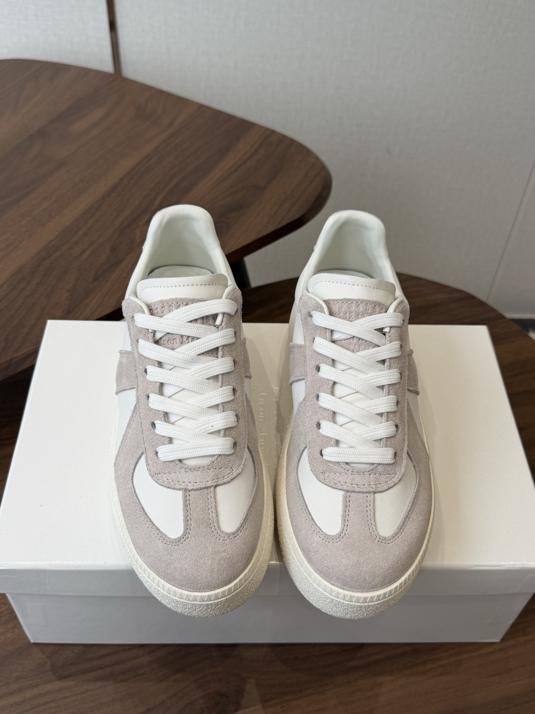 NO:901304,MaisonMargiela MM6 Maison Margiela Thick-soled Moral Shoes Casual Sports Shoes Original purchase, development, production, genius designer brand, an affordable luxury brand  This German training shoe continues the classic T-shaped leather splicing design. It has been carefully improved by the design team many times, just to let you experience the most original military taste. Special material/cloth surface. The soft and delicate characteristics are combined with the fashionable cloth surface to make it super soft and comfortable while maintaining good breathability. Comfort and texture go hand in hand. It can be easily worn in any combination in all seasons. The fabric is original custom-made imported cowhide. The lining is imported soft sheepskin. The outsole is made of original molded rubber and is 5CM thick.  Size35-40 (40 orders are not returnable), casual shoes/sports shoes, masion margiela, masion margiela, sneakers, cowhide, sheepskin19860909MaisonMargiela MM6 马吉拉 厚底 德训鞋 休闲 运动鞋 原版购入开发 做货 鬼才设计师品牌,一个轻奢品牌 这一款德国训练鞋延续了经典的T形真皮拼接设计,经过设计团队多次的精心改良,只为让您体验最原始的军旅味道~材质特殊材料/布面,柔软细腻的特点与时尚潮流的布面相结合,使其既有超高的柔软舒适度,又同时保持不错的透气性能~舒适与质感并行,轻松驾驭四季穿着任何搭配 面料原版定制进口牛皮 内里进口柔软羊皮里 大底原版开模橡胶材质 底厚5CM Size35-40（40订做不退换）,休闲鞋/运动鞋,masion margiela,masion margiela,sneakers,cowhide,sheepskin,Women's Shoes