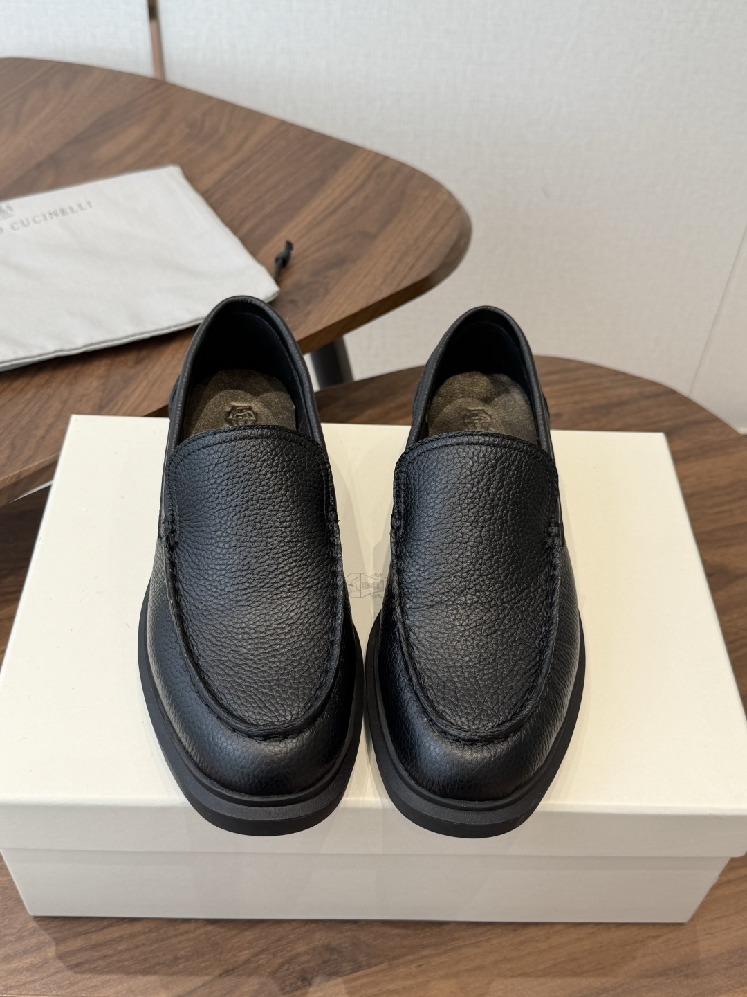 NO:901296,Brunello Cucinelli 26ss new retro loafers for autumn and winter. BC is a well-known Italian brand with minimalist style and handmade bead chain accessories!  Retro and high-end!  Simple and elegant, it is a very attractive style!  The king of advanced jokers, completely irresistible!  The feet feel very good and comfortable!  It looks ordinary, but looks slim and handsome!  Not limited to any occasion, daily work, fashionable and capable!  No matter it is paired with skirts, trousers, or windbreakers, it is very versatile!  Super eye-catching!  Suitable for spring, summer, autumn and winter all year round. The fabric is original one-to-one customized calfskin fabric/high mercerized cow suede, the lining is original Italian custom-made metal sheepskin lining, and metal sheepskin feet. The outsole is the original molded outsole Size#35-41 (35 41 is custom-made and cannot be returned or exchanged), loafers, brunello cucinelli, loafers, skirts, cowhide, sheepskin19860909Brunello Cucinelli 26ss 秋冬新款复古乐福鞋 BC是意大利知名品牌,极简主义风格,纯手工串联珠链配饰！复古又高级！简约又大气,属于非常耐看的款式！ 高级百搭之王,完全没有抵抗力！脚感很好很舒服！看起来平平无奇,穿起来又瘦又帅！ 不局限任何场合,日常工作、时尚又干练！不管搭配 裙装、裤装、风衣大衣、都非常百搭！超级耐看！一年四季春夏秋冬皆适宜. 面料原版一比一定制小牛皮面料/高丝光牛反绒 内里原版意大利定制金属羊皮内里,金属羊皮垫脚. 大底原版开模大底 Size#35-41（35 41 定做不退换）,乐福鞋,brunello cucinelli,loafers,skirts,cowhide,sheepskin,Women's Shoes