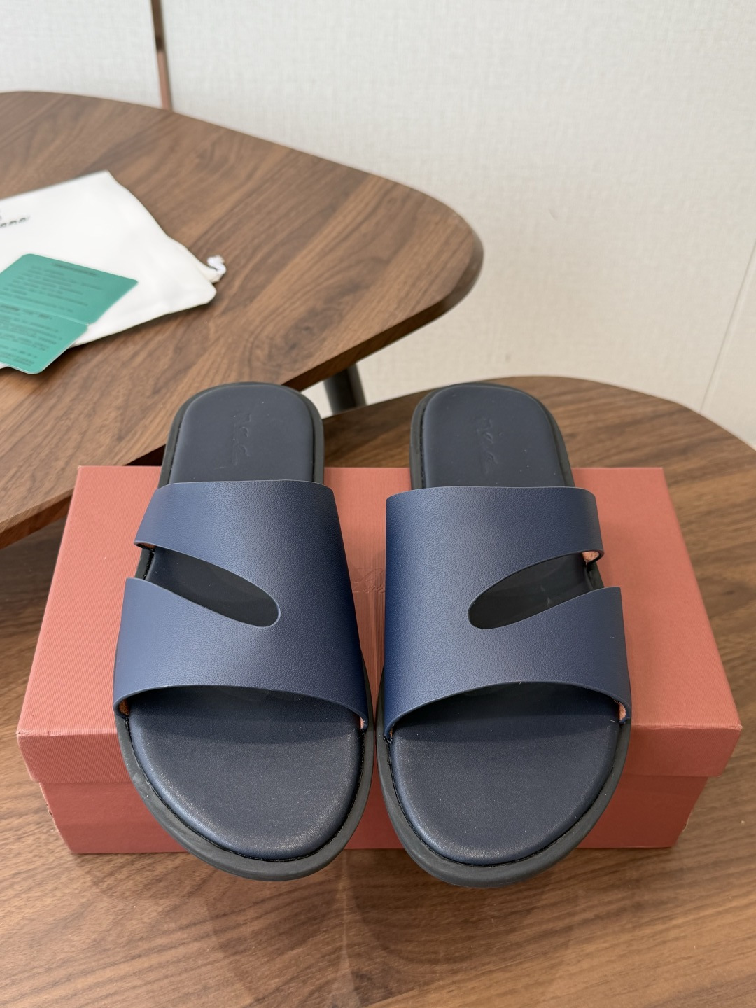 NO:901291,LP Loro Piana top genuine high-end early spring sandals. Buy the original 1:1 copy. Founded the existing Loro Piana company on January 24, 2019. It is the sixth generation of family business. It provides high-quality products for customers who are discerning about taste and quality. Imported silk calfskin fabric/imported suede. The lining is made of imported A-grade sweat-absorbent and breathable lining. Size39-46 (45  46 (customized, non-refundable), slippers, loro piana, loro piana, slippers, cowhide, chamois leather19860909LP Loro Piana 顶级正品级高版早春季款 凉拖 购买原版1:1复制 于194月24日一手创立现有的Loro Piana公司 家族经营至今已是第六代,为讲求品味及对质量有要求的顾客提供上等的优质商品 进口丝绸小牛皮面料/进口麂皮 内里采用进口A级吸汗透气里 Size39-46（45 46订做不退换）,拖鞋,loro piana,loro piana,slippers,cowhide,chamois leather,Women's Shoes