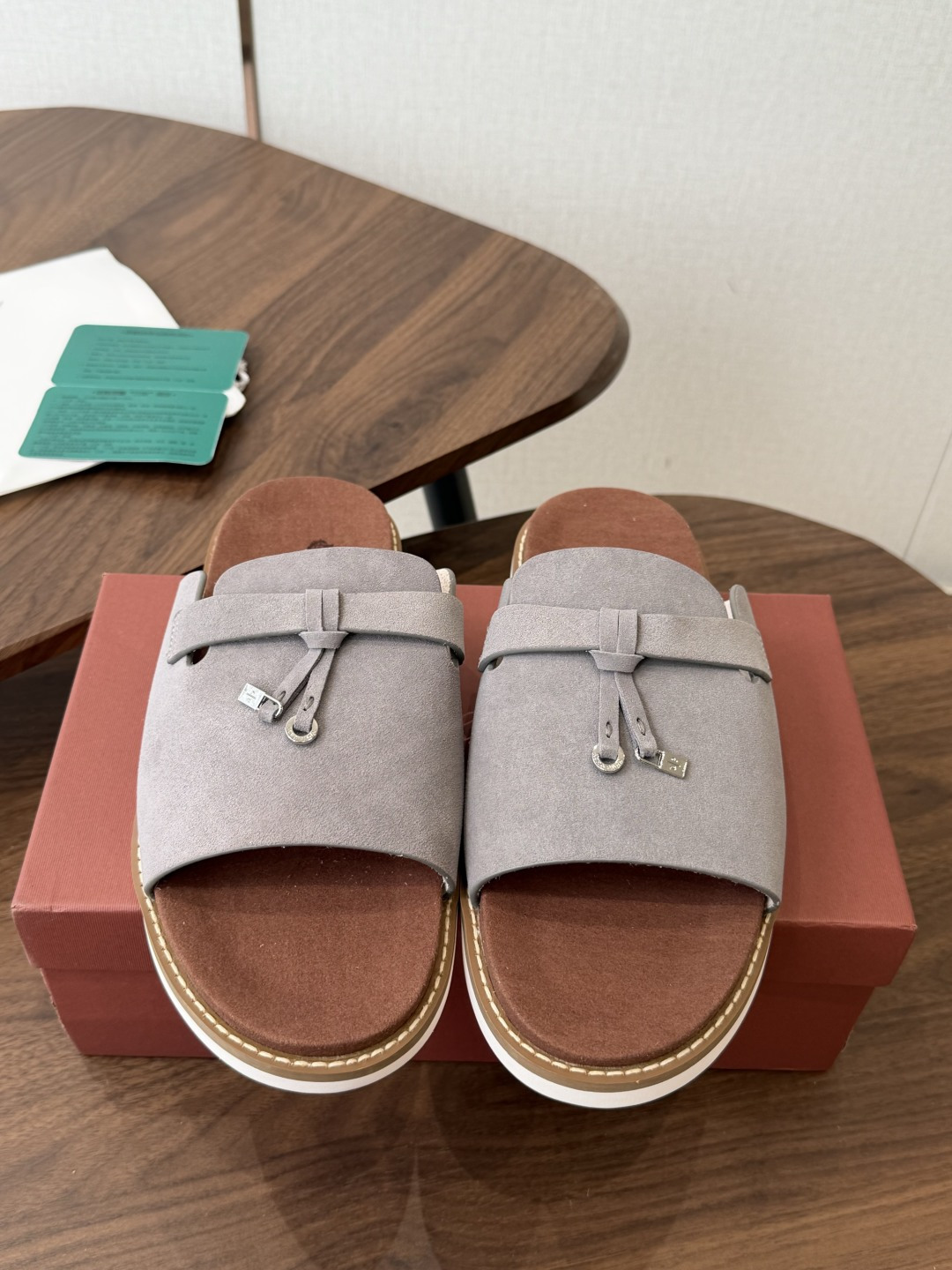 NO:901355,LP Loro Piana top genuine high-end early spring sandals. Buy the original 1:1 copy. Founded the existing Loro Piana company on January 24, 2019. It is the sixth generation of family business. It provides high-quality products for customers who are discerning about taste and quality. Imported silk calfskin fabric/imported suede. The lining is made of imported A-grade sweat-absorbent and breathable lining. Size39-46 (45  46 (customized, non-refundable), slippers, loro piana, loro piana, slippers, cowhide, chamois leather19860909LP Loro Piana 顶级正品级高版早春季款 凉拖 购买原版1:1复制 于194月24日一手创立现有的Loro Piana公司 家族经营至今已是第六代,为讲求品味及对质量有要求的顾客提供上等的优质商品 进口丝绸小牛皮面料/进口麂皮 内里采用进口A级吸汗透气里 Size39-46（45 46订做不退换）,拖鞋,loro piana,loro piana,slippers,cowhide,chamois leather,Women's Shoes