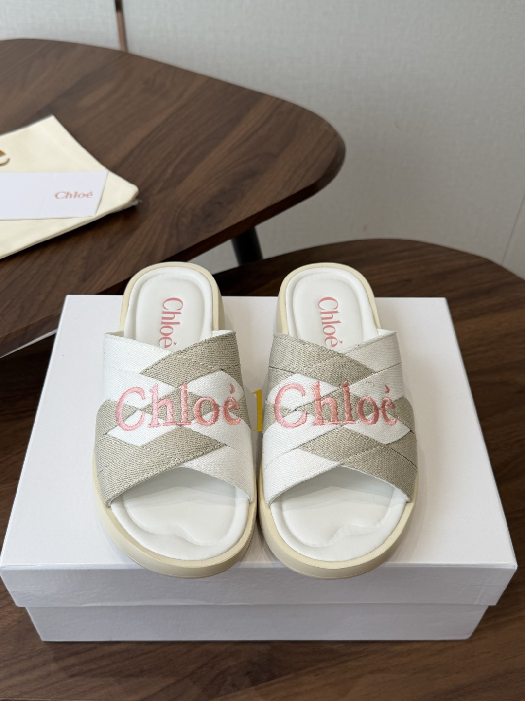 NO:901347,ChIoe Chloe's 2026ss spring and summer latest casual sandals series... Original soles, all hand-threaded, all positions are just right, Internet celebrity hot style, top leisure vacation series. Big celebrities and Internet celebrities unanimously pursue this style, and it is even out of stock. It is hard to find. An indispensable single item slippers in midsummer, very attractive and fashionable sports style, show your elegance, lightness, slimming, and white feet in your way... Fabric: Original customized webbing/electric embroidery logo  Inner lining: original customized sheepskin Foot pads: original customized sheepskin Outsole: original molded foam sole Packaging: original full set of packaging Number of yards: 35-39 (40. Customized, non-returnable), slippers, sandals, slippers, sheepskin19860909ChIoe克洛伊2026ss春夏最新休闲凉鞋系列…… 原版鞋底,全手工穿线,所有的位置刚刚好 ,网红爆款,顶级休闲度假系列 大咖网红一致追求此款,更是断货一度难求 盛夏不可缺少的单品拖鞋,上脚极具吸引时髦运动风尚,以你的方式彰显你的优雅、轻便、显瘦、显脚白… 面料: 原版定制织带/电绣logo 内里: 原版定制羊皮 垫脚: 原版定制羊皮 大底: 原版开模发泡成型底 包装: 原版全套包装 码数: 35-39（40.定制不退换）,拖鞋,sandals,slippers,sheepskin,Women's Shoes
