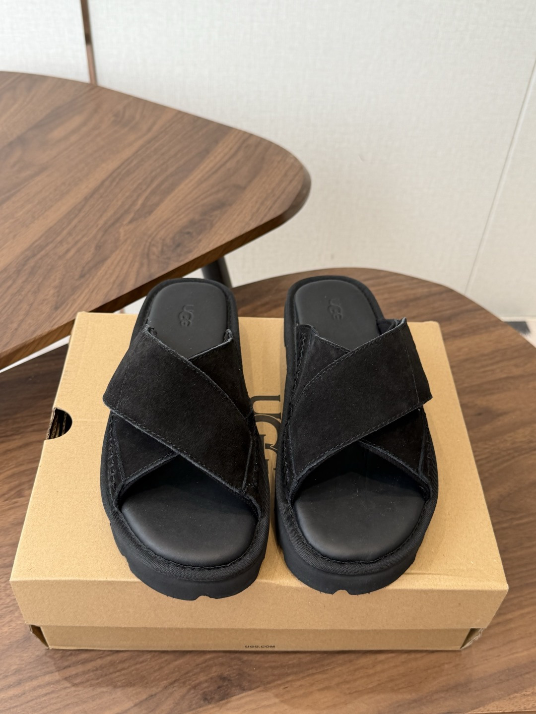 NO:901341,UGG 26ss slippers. Suede cowhide cross upper, designed for easy putting on and taking off. Double-layer high-density foam insole. Suede-covered wear-resistant midsole and EVA outsole with recycled polyester fiber piping. Comfortable thick sole, lightweight but not heavy. Classic Venus series. Versatile style suitable for daily commuting. Size#35-40 (40 orders are not returnable), slippers, slippers, cowhide19860909UGG 26ss 拖鞋 翻毛牛皮交叉鞋面,设计方便穿脱双层高密度泡棉鞋内底 外包翻毛皮的耐磨中底以及EVA外底再生聚酯纤维滚边 舒适厚底,轻巧不厚重,经典金星系列,百搭款式适合日常通勤 Size#35-40（40订做不退换）,拖鞋,slippers,cowhide,Women's Shoes