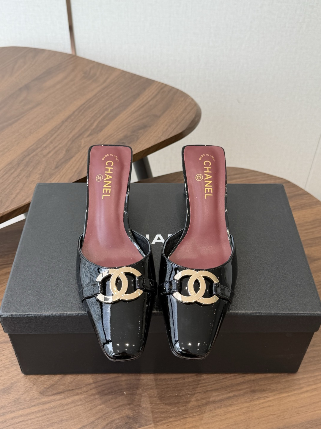 NO:901376,Chanel26ss new summer square-toe patent leather sandals are square-toe patent leather sandals with a retro and energetic feel. The neat square toe cut is paired with a glossy patent leather body. The back strap is designed with an adjustable buckle. It has a refined and eye-catching atmosphere. It can be easily adapted to jeans or casual pants for daily wear. It can be worn with a dress or skirt to create a retro style, and it can also be used for commuting to create a smart and neat feeling. The upper is cow patent leather.  Sheepskin lining, Italian genuine leather outsole, size 35-41 (customized sizes 40 and 41 are non-refundable), heel height 6cm, semi-drag high heels, chanel, sandals, high heels, skirts, jeans, sheepskin, Leather soles19860909Chanel26ss夏季新款方头漆皮凉鞋 自带复古活力感的方头漆皮凉鞋,利落的方头剪裁搭配亮面漆皮鞋身,后绊带的设计加上可调节搭扣,自带精致又亮眼的氛围感,不挑风格也不挑搭配. 日常穿牛仔裤或休闲裤都能轻松适配,搭配连衣裙或半身裙更能穿出元气复古风,也能驾驭通勤装打造干练利落的穿搭感. 鞋面牛漆皮 内里羊皮 大底意大利真皮大底 size35-41码（40、41码定制不退换） 跟高6cm,半拖高跟鞋,chanel,sandals,high heels,skirts,jeans,sheepskin,Leather soles,Women's Shoes