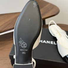 Chanel26ss夏季新款拼色尖头后空平底凉鞋 自带法式优雅的名媛气质,经典撞色鞋头设计,尖头线条柔和修长,后绊带结构 Chanel26ss夏季新款拼色尖头后空平底凉鞋 自带法式优雅的名媛气质,经典撞色鞋头设计,尖头线条柔和修长,后绊带结构