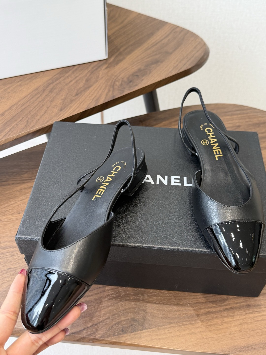 Chanel26ss夏季新款拼色尖头后空平底凉鞋 自带法式优雅的名媛气质，经典撞色鞋头设计，尖头线条柔和修长，后绊带结构