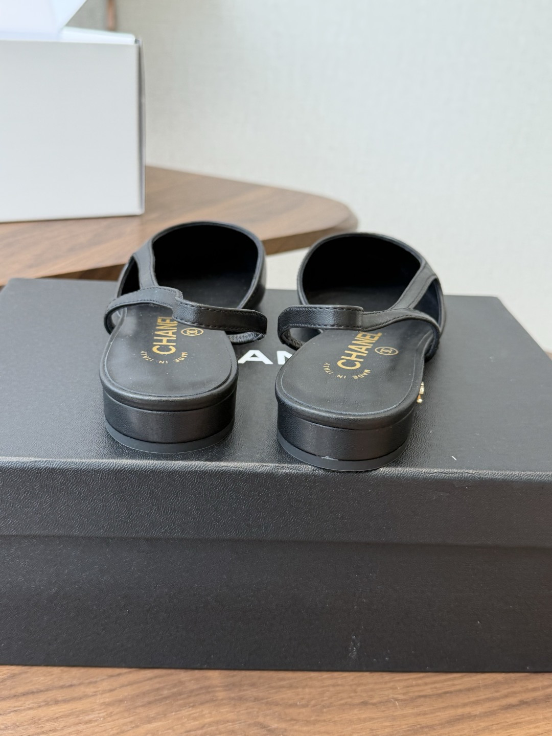 Chanel26ss夏季新款拼色尖头后空平底凉鞋 自带法式优雅的名媛气质，经典撞色鞋头设计，尖头线条柔和修长，后绊带结构