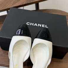 Chanel26ss夏季新款拼色尖头后空平底凉鞋 自带法式优雅的名媛气质,经典撞色鞋头设计,尖头线条柔和修长,后绊带结构 Chanel26ss夏季新款拼色尖头后空平底凉鞋 自带法式优雅的名媛气质,经典撞色鞋头设计,尖头线条柔和修长,后绊带结构